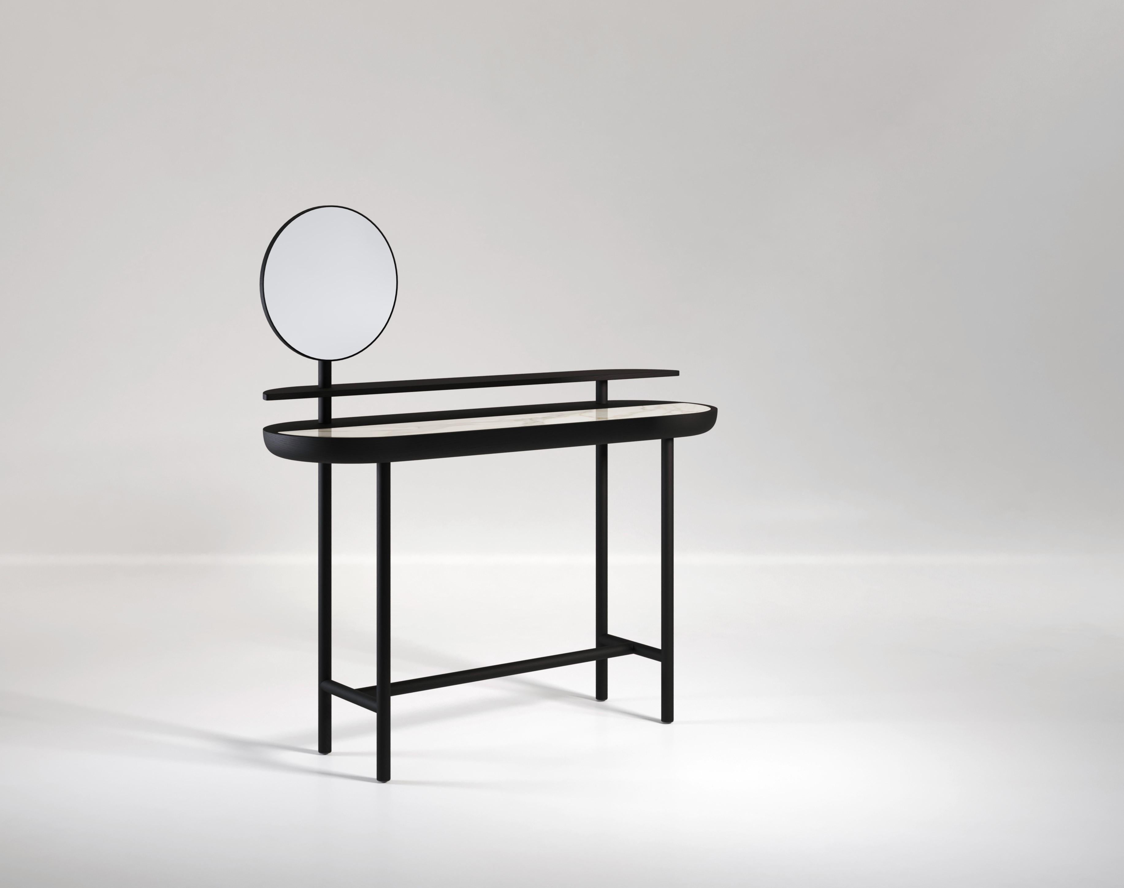 Der Apollo-Schreibtisch ist ein Schreibtisch aus Holz und Marmor mit zwei Ebenen und drehbarem Spiegel, der sich perfekt als Schminktisch eignet. Apollo zeichnet sich durch weiche Kurven und runde Formen aus und ist in verschiedenen Holz-, Metall-,