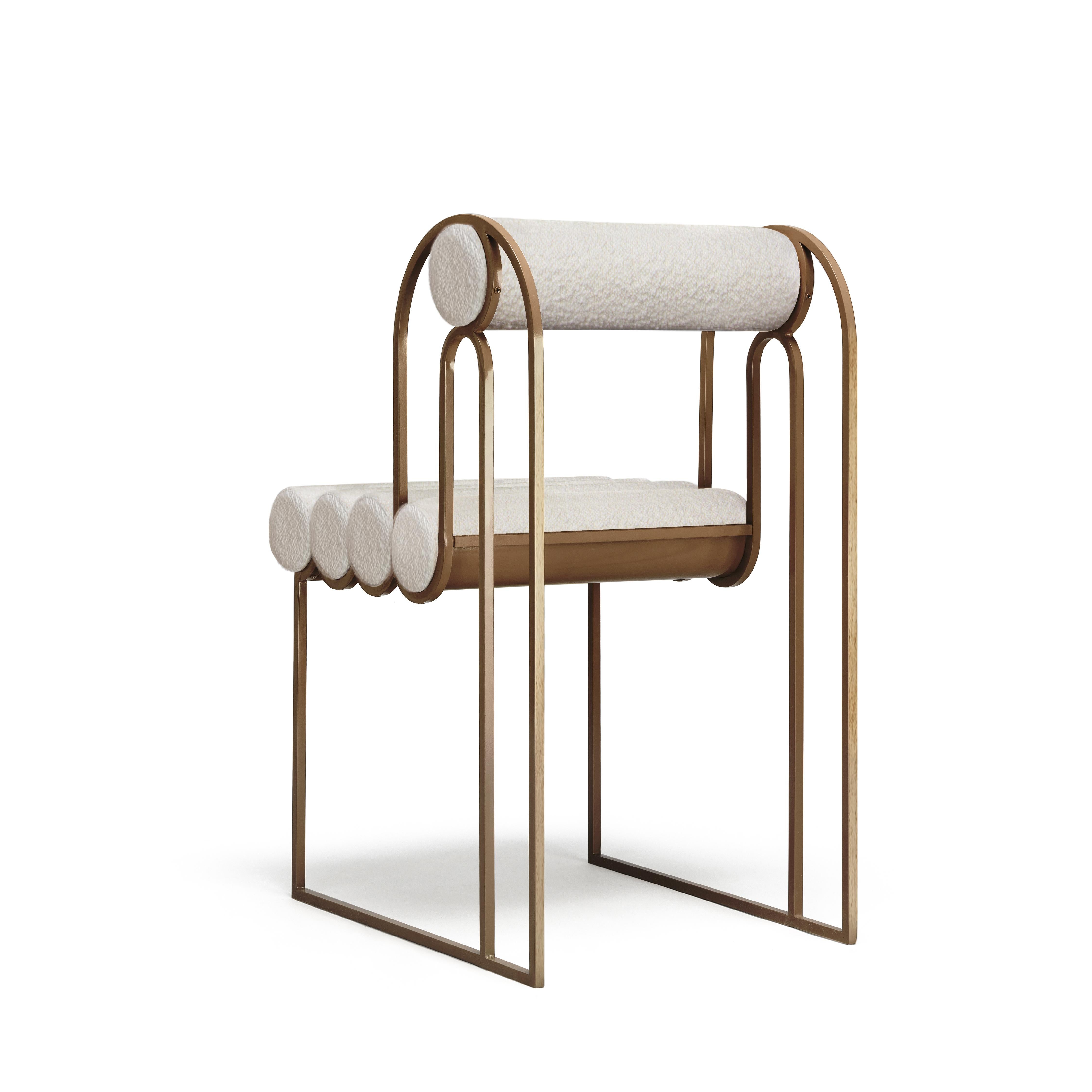 Moderne Chaise de salle à manger Apollo, cadre en laiton foncé et tissu bouclé ivoire de Lara Bohinc en vente