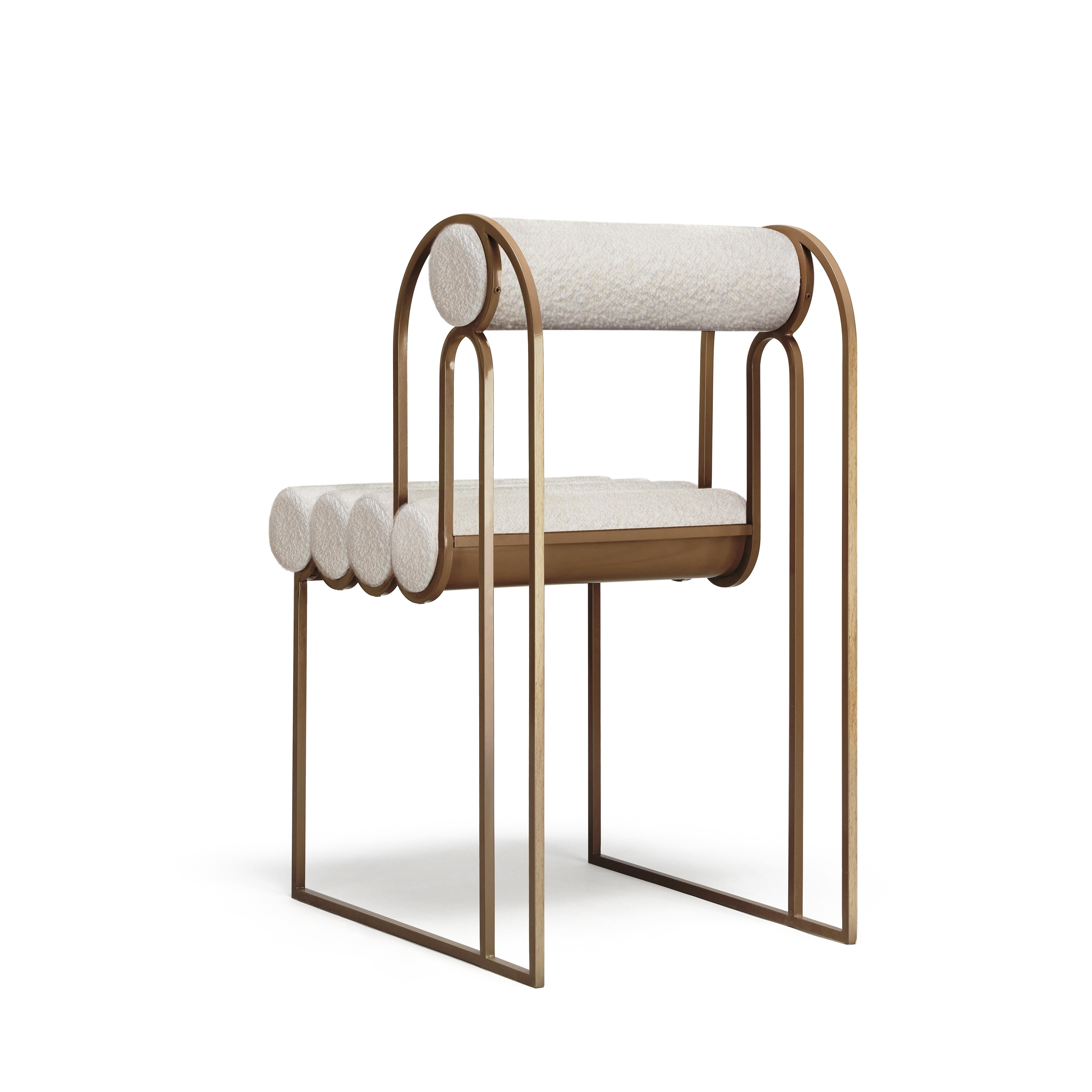 Moderno Sedia da pranzo Apollo, Moderna, Scultorea,  Telaio in ottone e boucle crema in vendita