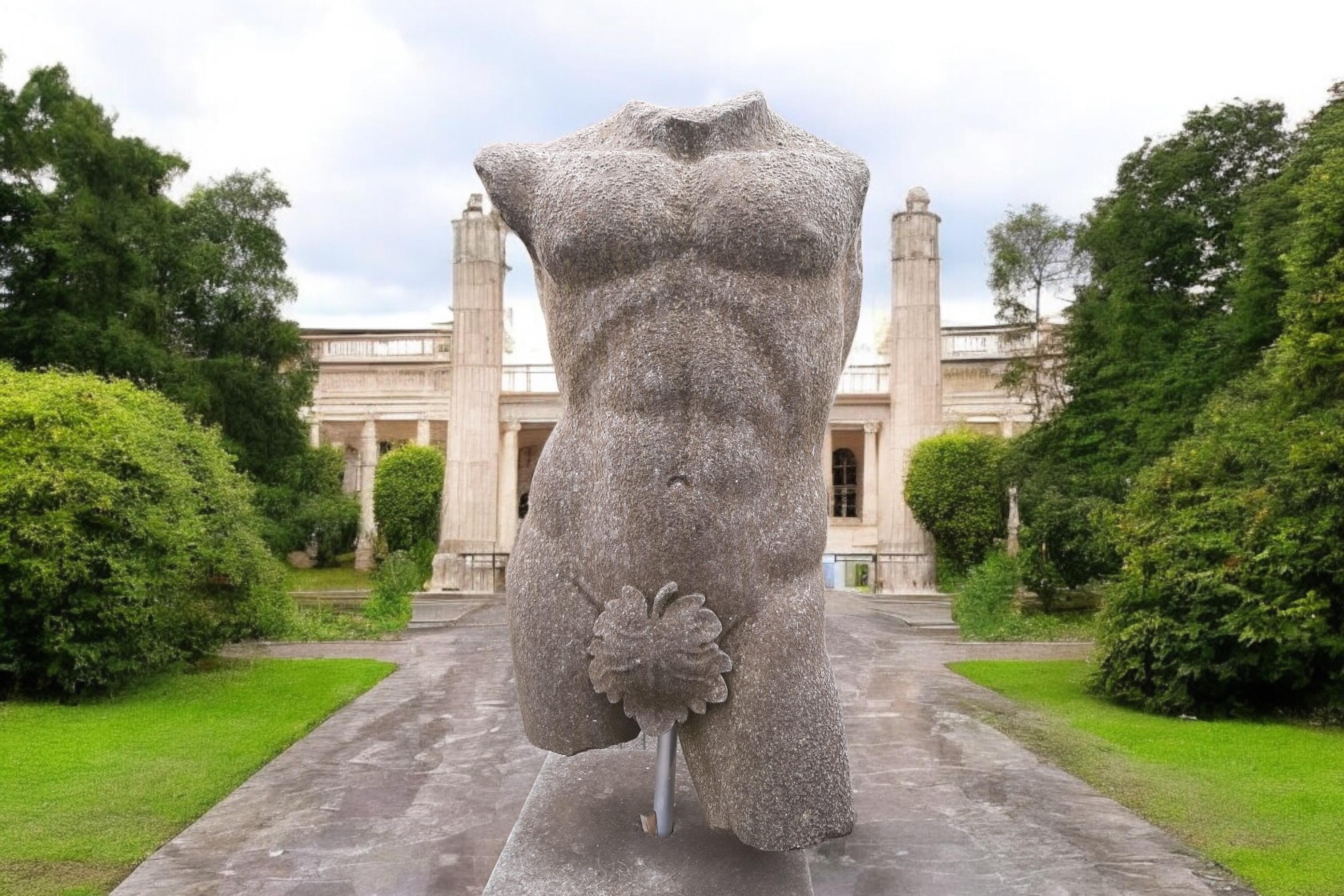 XX secolo Apollo Scultura in pietra italiana di torso classico con base in vendita