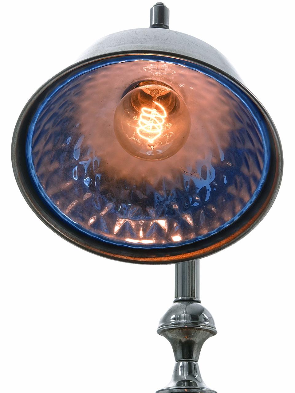 Il s'agit de lampes de table chromées de qualité industrielle. Ces lampes étaient très modernes pour les années 1920 et 1930. Elles ont un look Mid-Century Modern surprenant pour une lampe de plus de 90 ans. L'abat-jour généreux de 10 pouces de