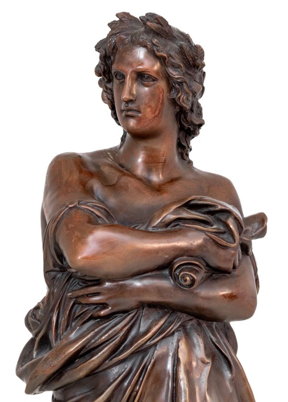 Sculpture en bronze patiné Apollo, 20e siècle, la figure debout drapée sur un socle carré en marbre simulé. 30