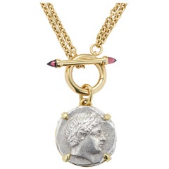 Collier à pendentif Apollo Patraos ancienne pièce de monnaie en argent avec grenat, rhodolite et or jaune