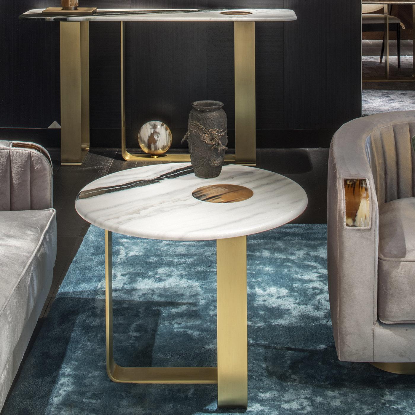 A stunning piece of functional decor, this side table will be a versatile and elegant addition to a contemporary home, where it will make a sophisticated statement thanks to the high quality of its materials and the impeccable craftsmanship. The