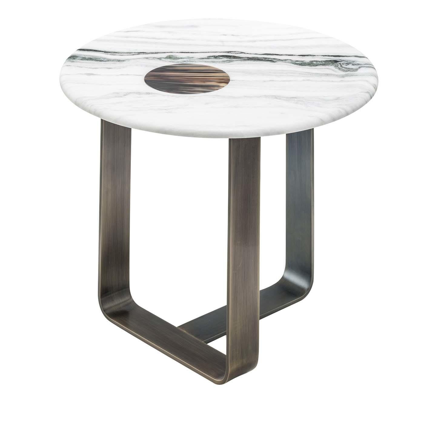Nommée d'après le dieu grec qui portait le soleil chaque matin pour illuminer la terre, cette superbe table d'appoint présente un plateau rond en marbre Stelvio avec une finition satinée ornée d'une incrustation ronde en corne. Les motifs décoratifs