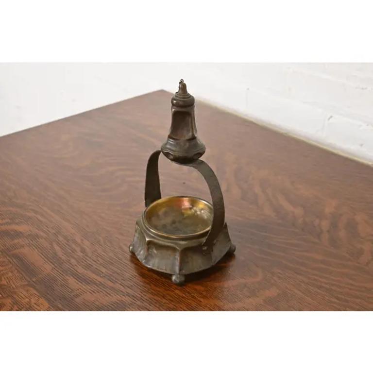 A gorgeous Arts & Crafts period hand hammered copper table lighter with ashtray

In the manner of Roycroft

By Apollo Studios

USA, Early 20th Century

Measures: 5.5