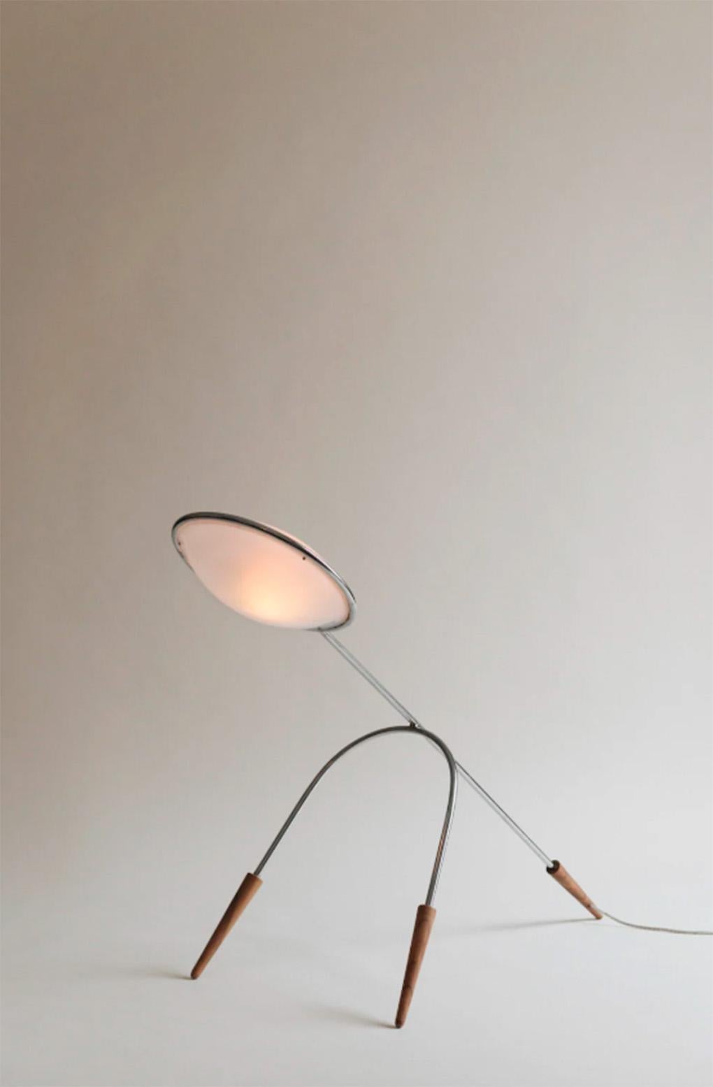 A floor lamp that transforms the space with a warm and enveloping atmosphere.
With a chrome frame, wooden legs, and thermoformed acrylic shades, Apolo emits an amber light that subtly blends into the night.
A lighting fixture with a serene presence