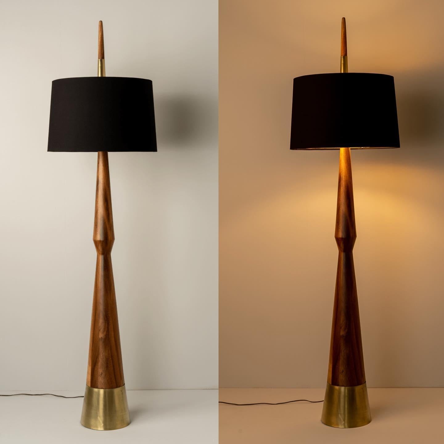 Postmoderne Apolo Sculptural Parota Wood and Gold Lacquer Floor Lamp by Isabel Moncada en vente