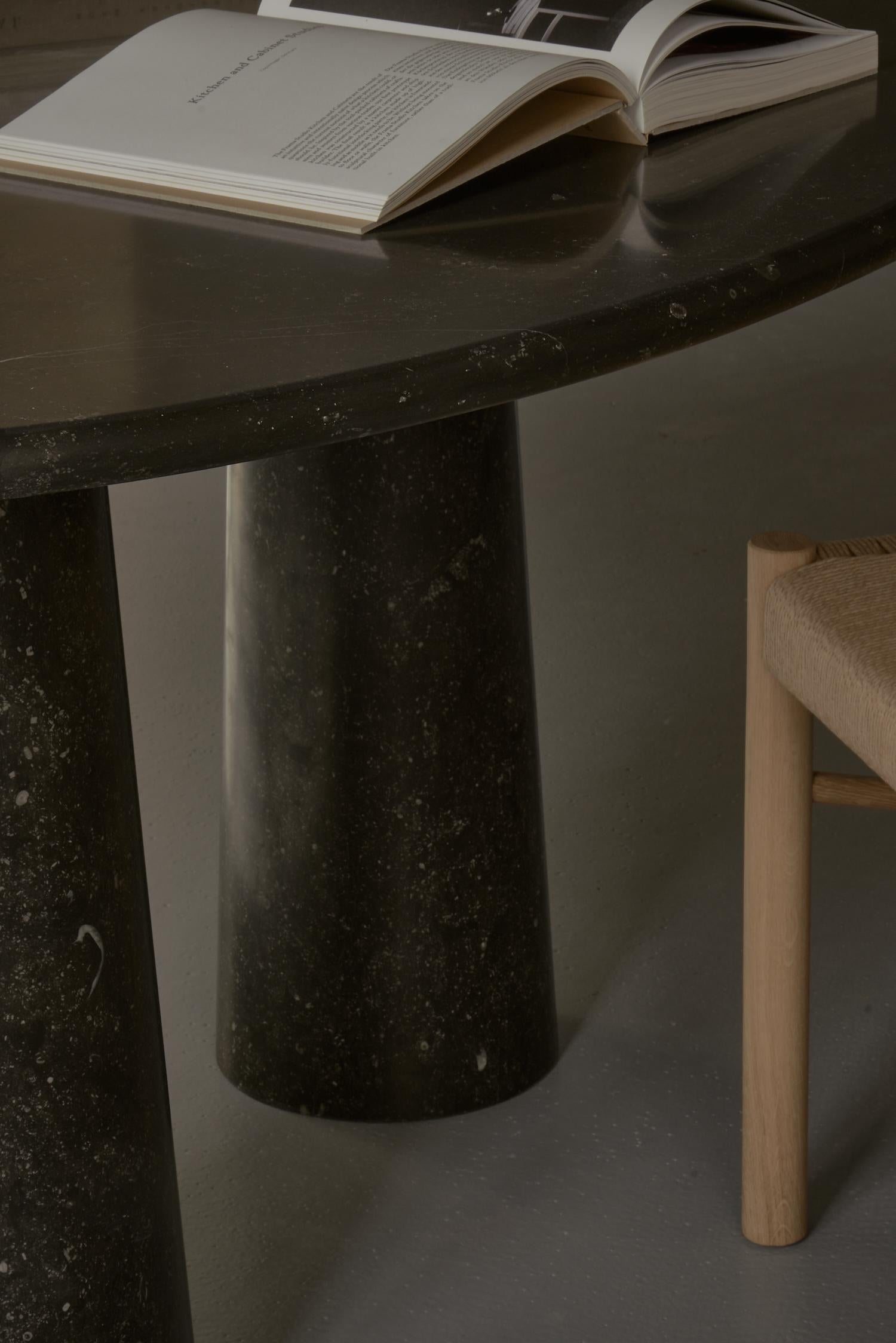 Moderne Table de salle à manger Aponi Nero Belga de La Lune en vente