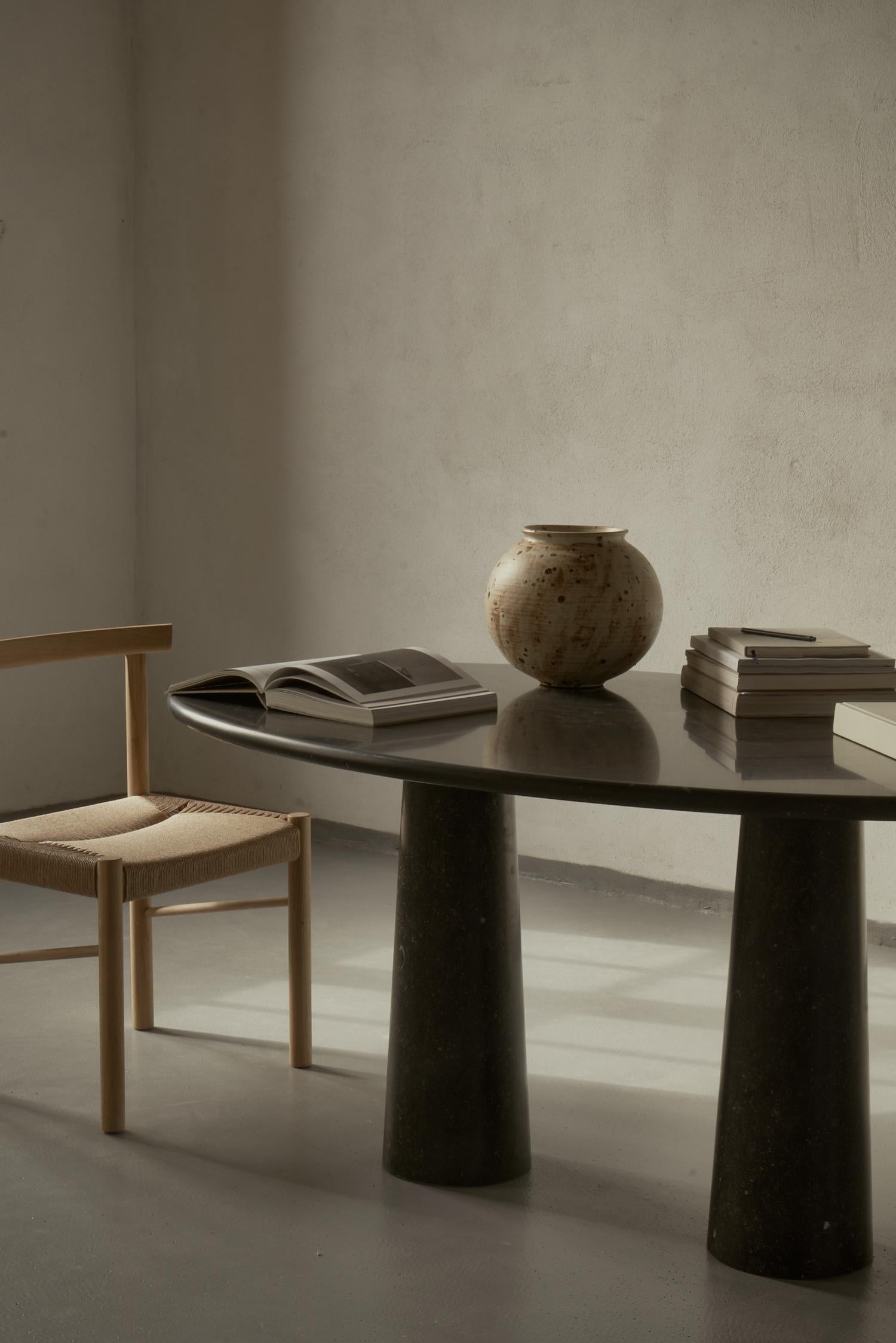 Table de salle à manger Aponi Nero Belga de La Lune Neuf - En vente à Geneve, CH