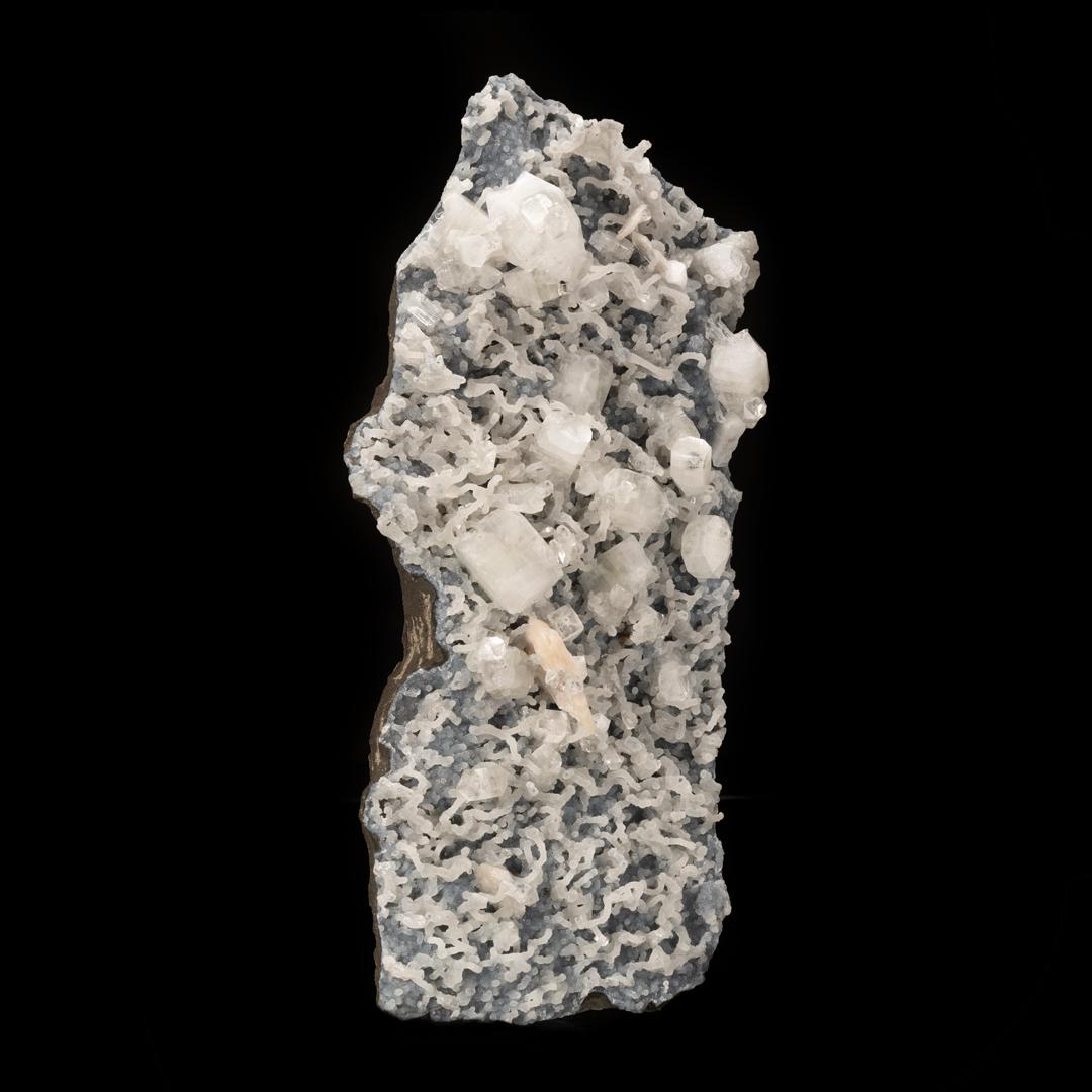 Esta pieza combinada, escultural y texturizada, procedente de Puna (India), presenta cristales de apofilita lustrosos, grandes y bellamente formados, que crecen tridimensionalmente con estilbita de tonos melocotón profundamente pigmentada, incluida