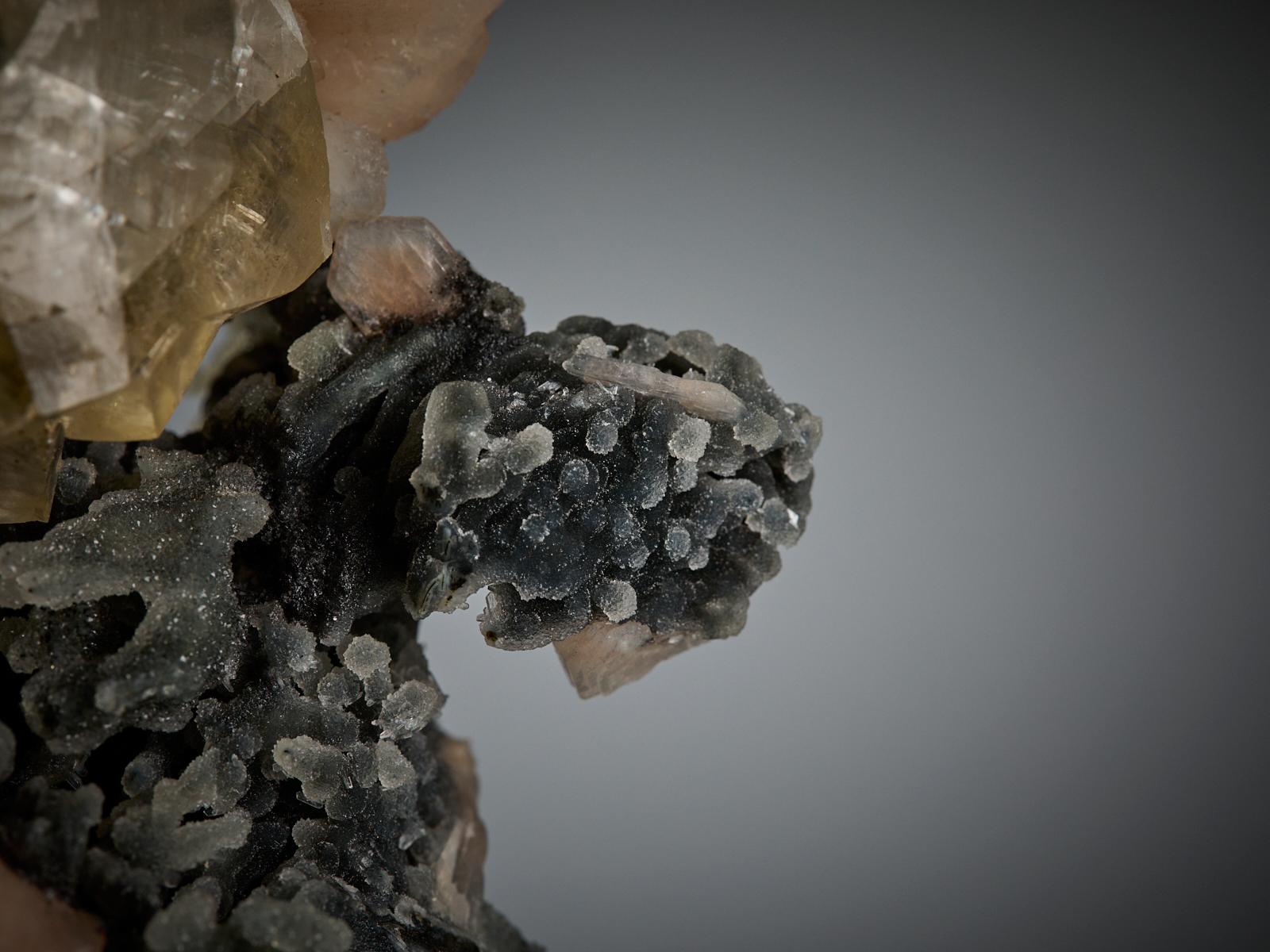 Apophyllite and Stilbite on Quartz en vente 4