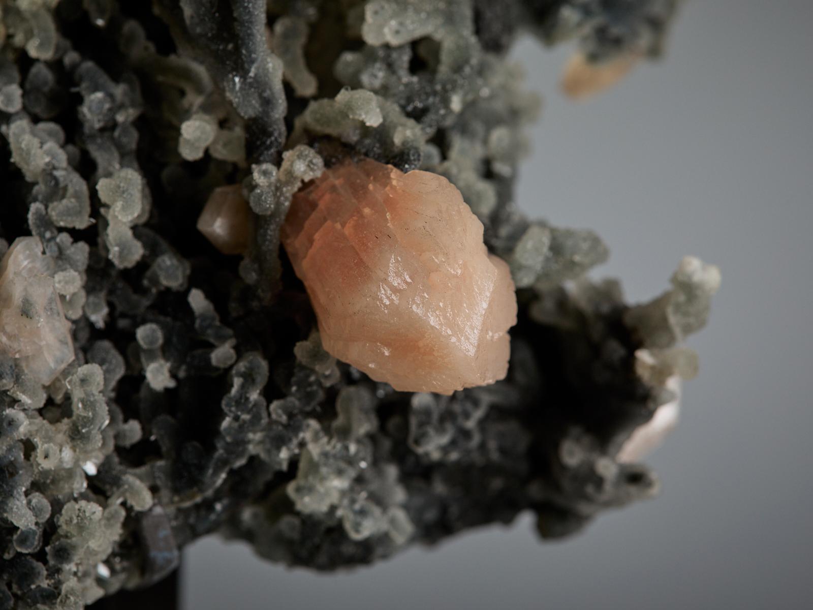 Apophyllite and Stilbite on Quartz en vente 5