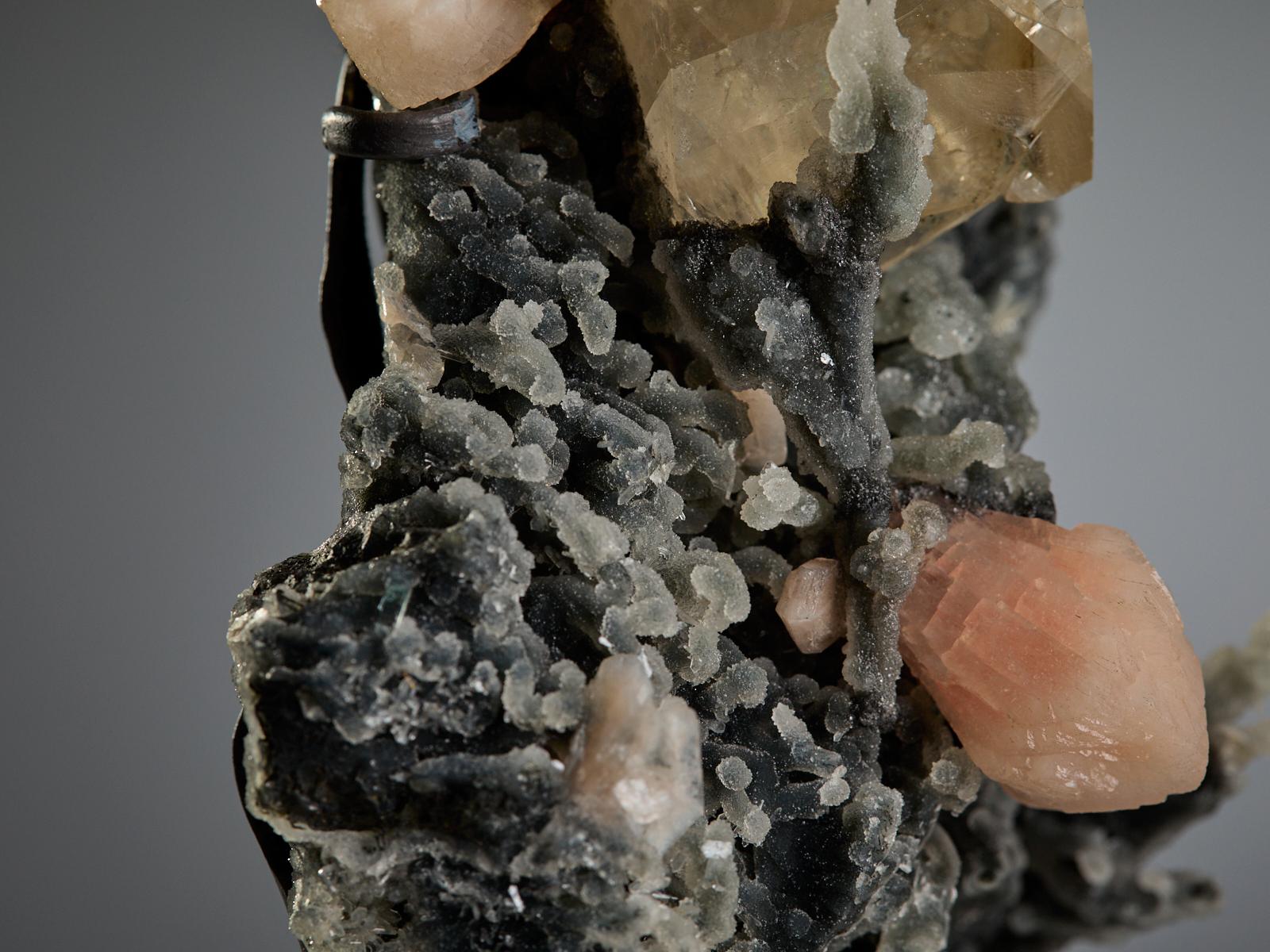 Apophyllite and Stilbite on Quartz en vente 6