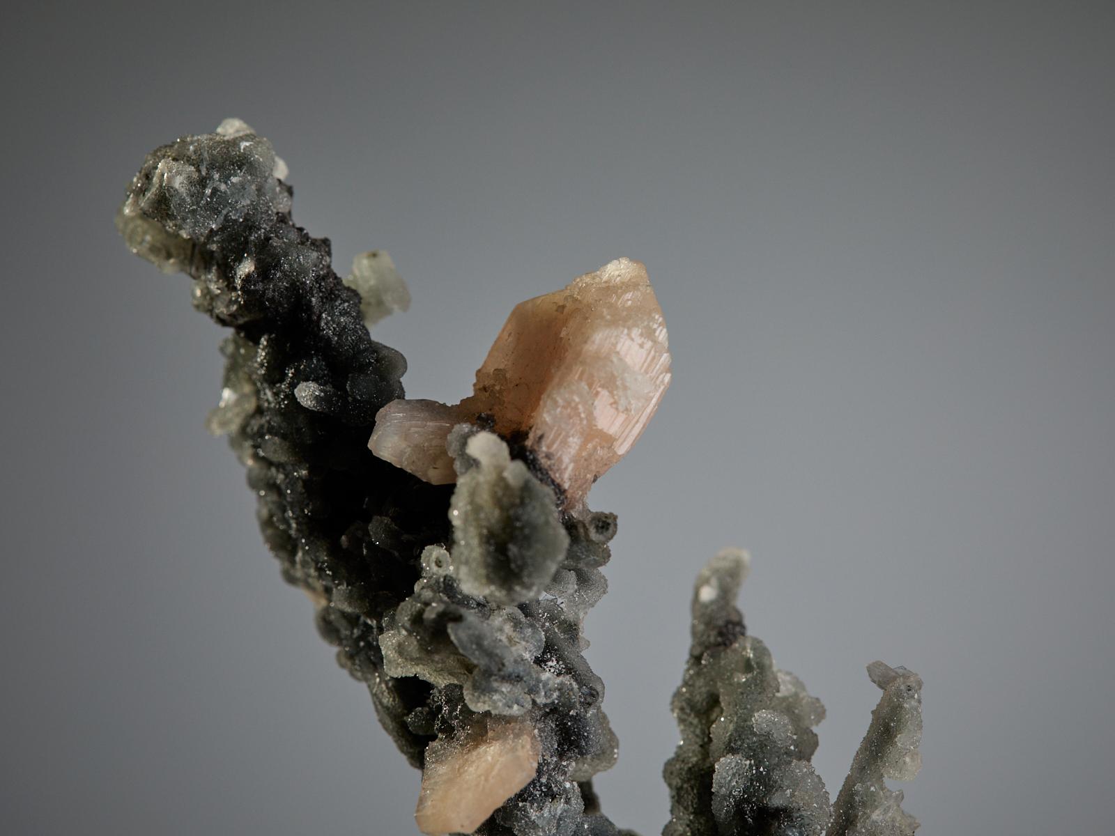 Apophyllite and Stilbite on Quartz en vente 7