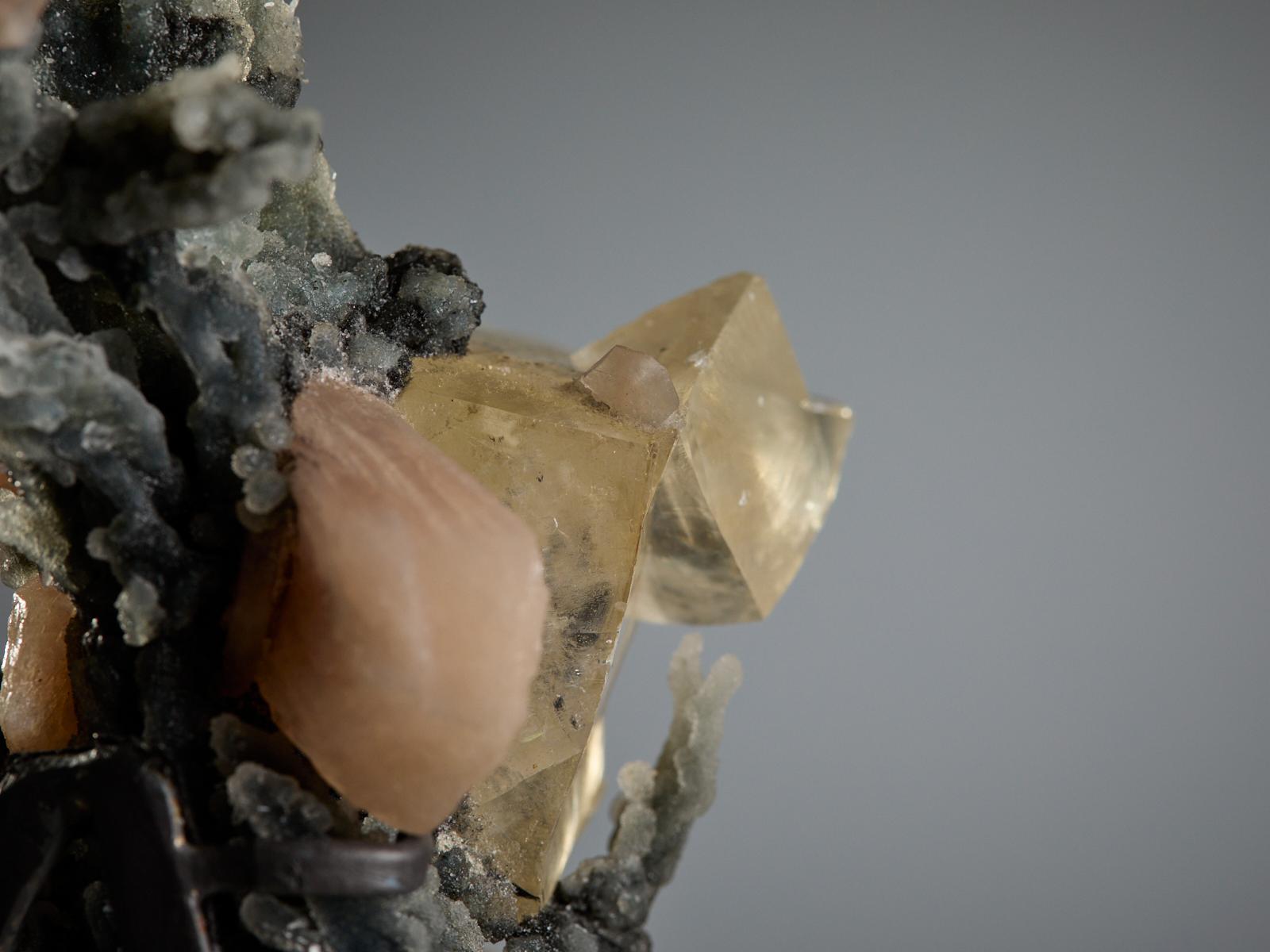 Apophyllite and Stilbite on Quartz en vente 8