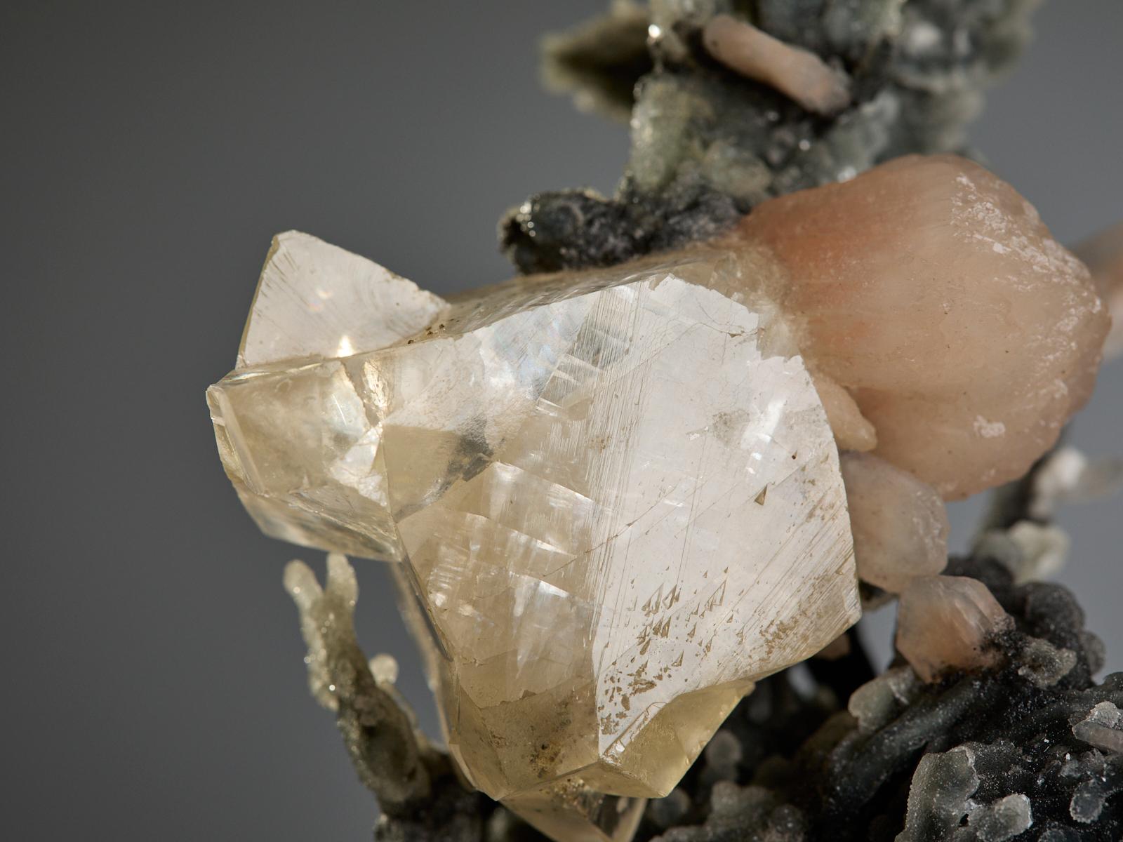 Apophyllite and Stilbite on Quartz en vente 9