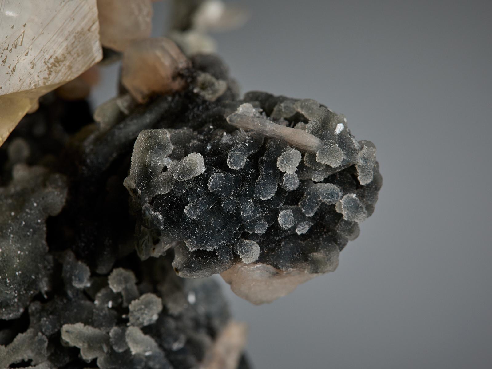 Apophyllite and Stilbite on Quartz en vente 10