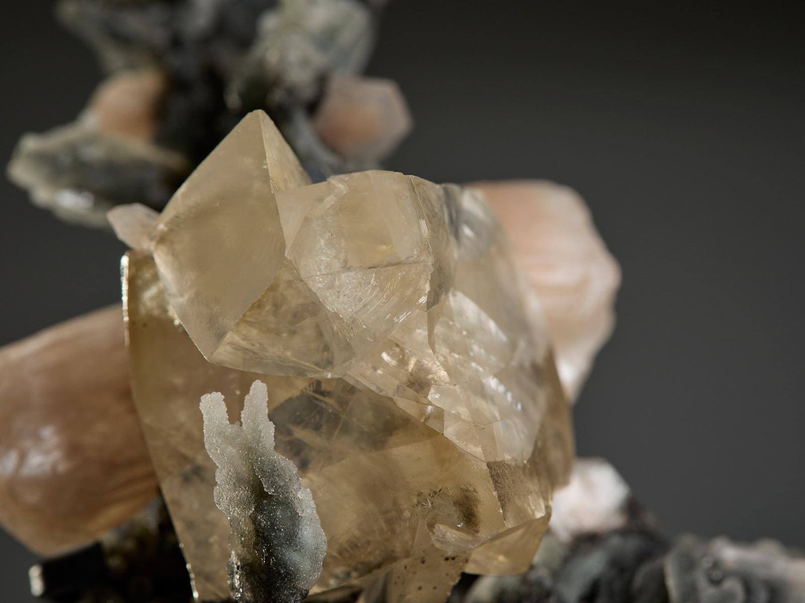 Apophyllite and Stilbite on Quartz en vente 11
