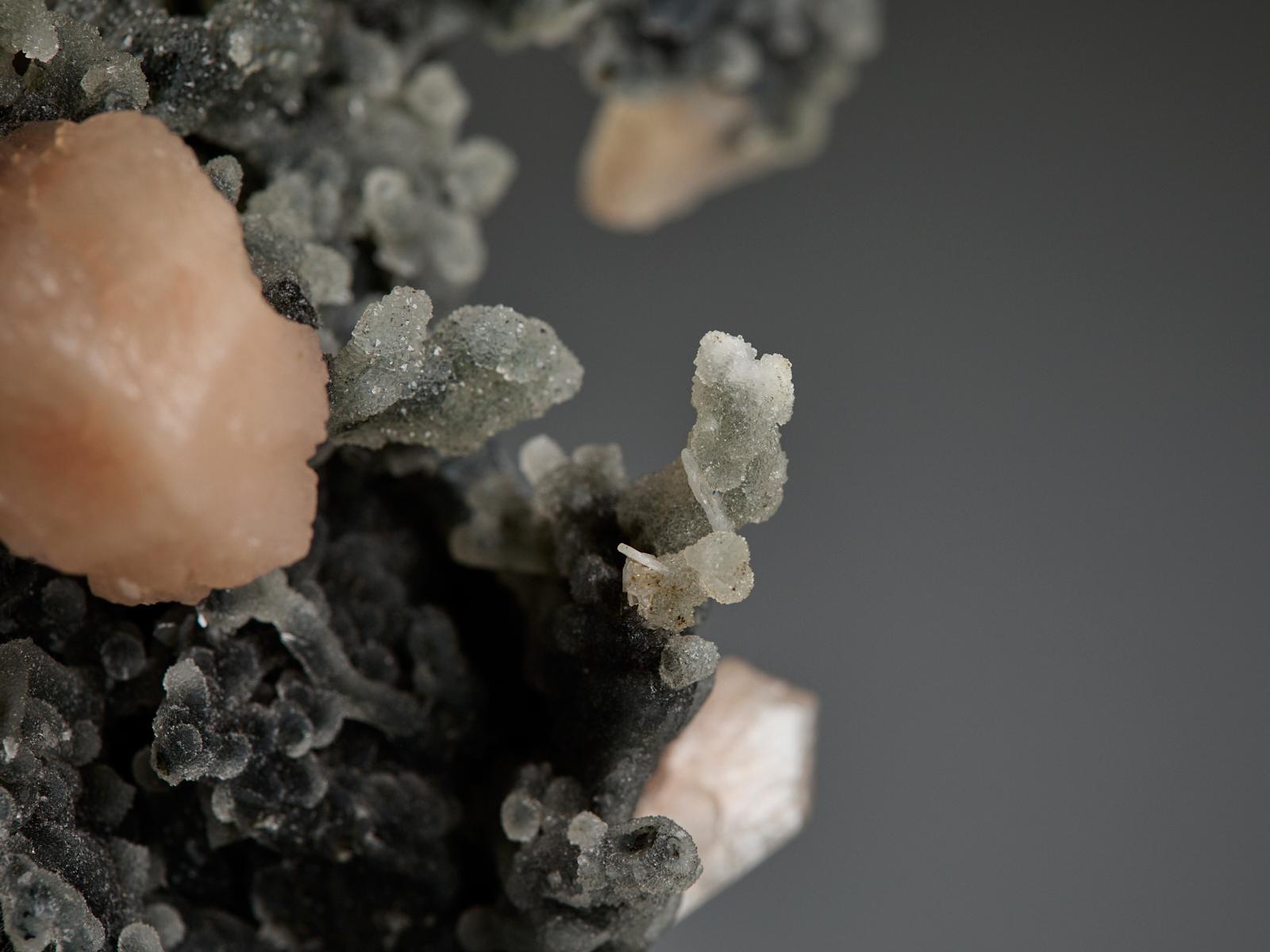 Apophyllite and Stilbite on Quartz en vente 12