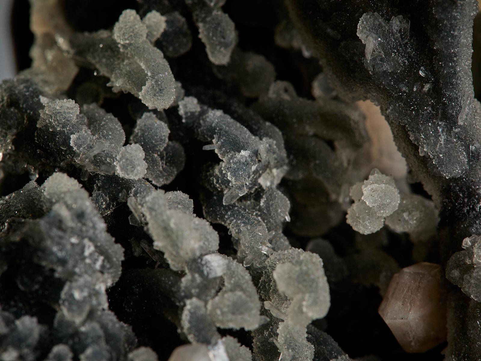 Apophyllite and Stilbite on Quartz en vente 13