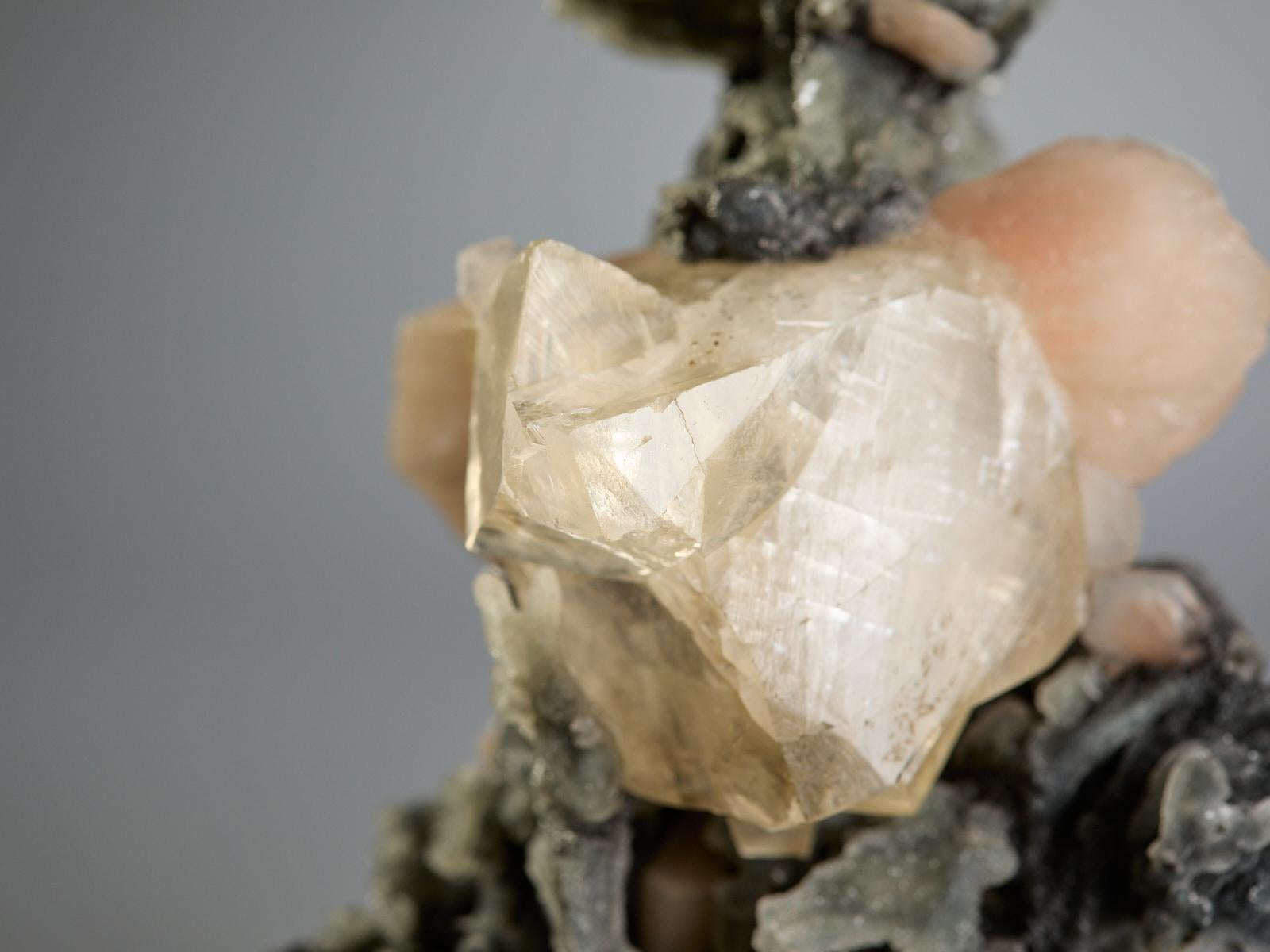 Apophyllite and Stilbite on Quartz en vente 14