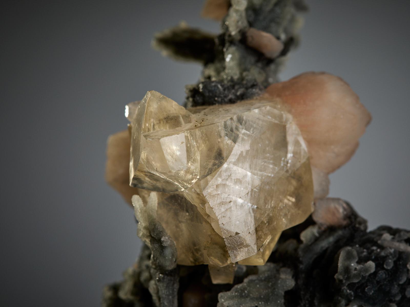Apophyllite and Stilbite on Quartz en vente 3