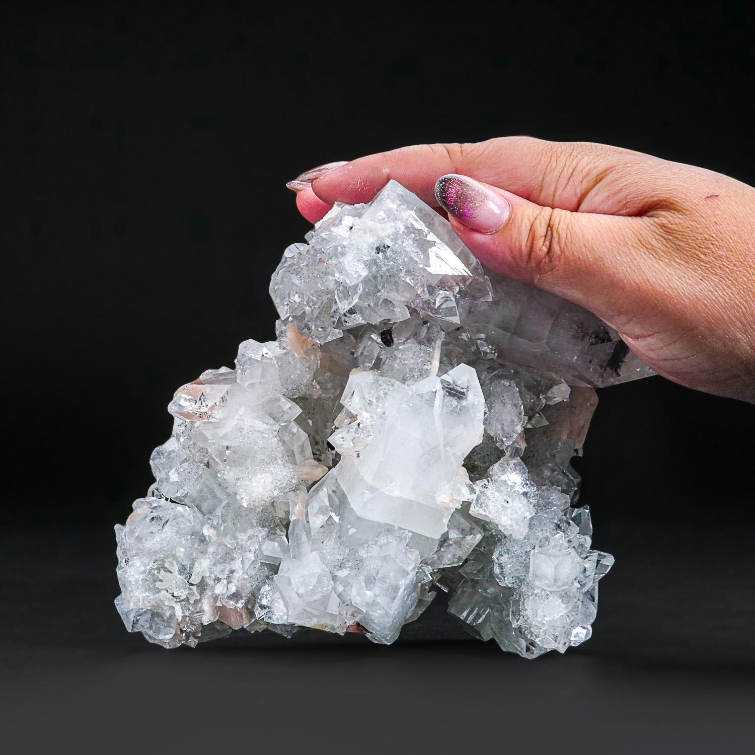 De Jalgaon, district d'Aurangabad, Maharastra, Inde Amas complexe et lustré de cristaux d'apophyllite transparents et incolores se recoupant, recouvrant entièrement des formations de quartz stalactitique. Les cristaux d'apophyllite varient de