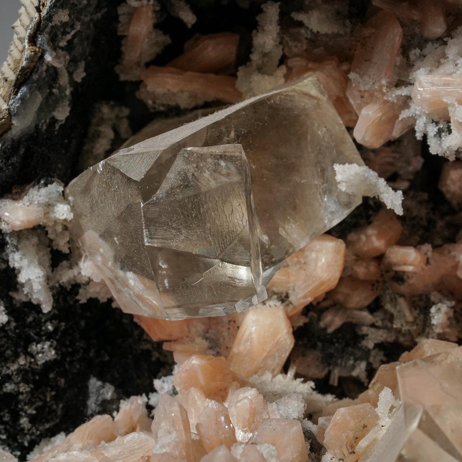 Geode di apofillite con stilbite e calcite dorata dal distretto di Nasik, Maharash in vendita 1