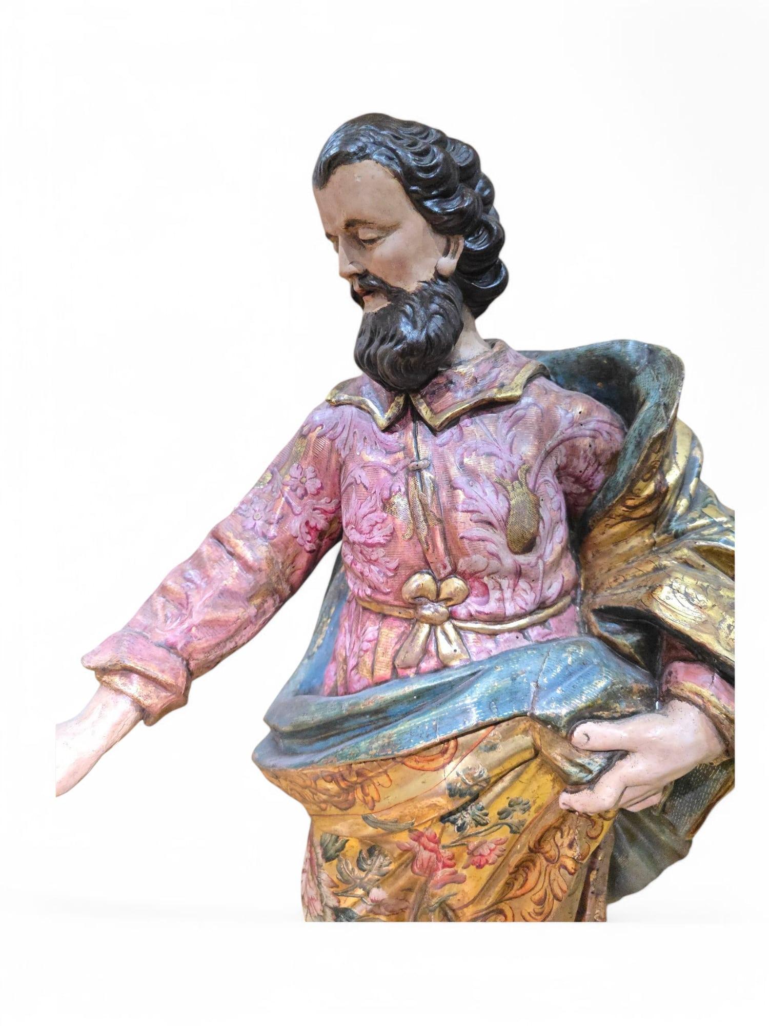 Magnifique sculpture espagnole du XVIIIe siècle de l'école de Murcie, représentant un apôtre, finement sculptée dans le bois, polychromée, dorée et estofado. La figure présente des détails remarquables dans l'expression du visage et le drapé,
