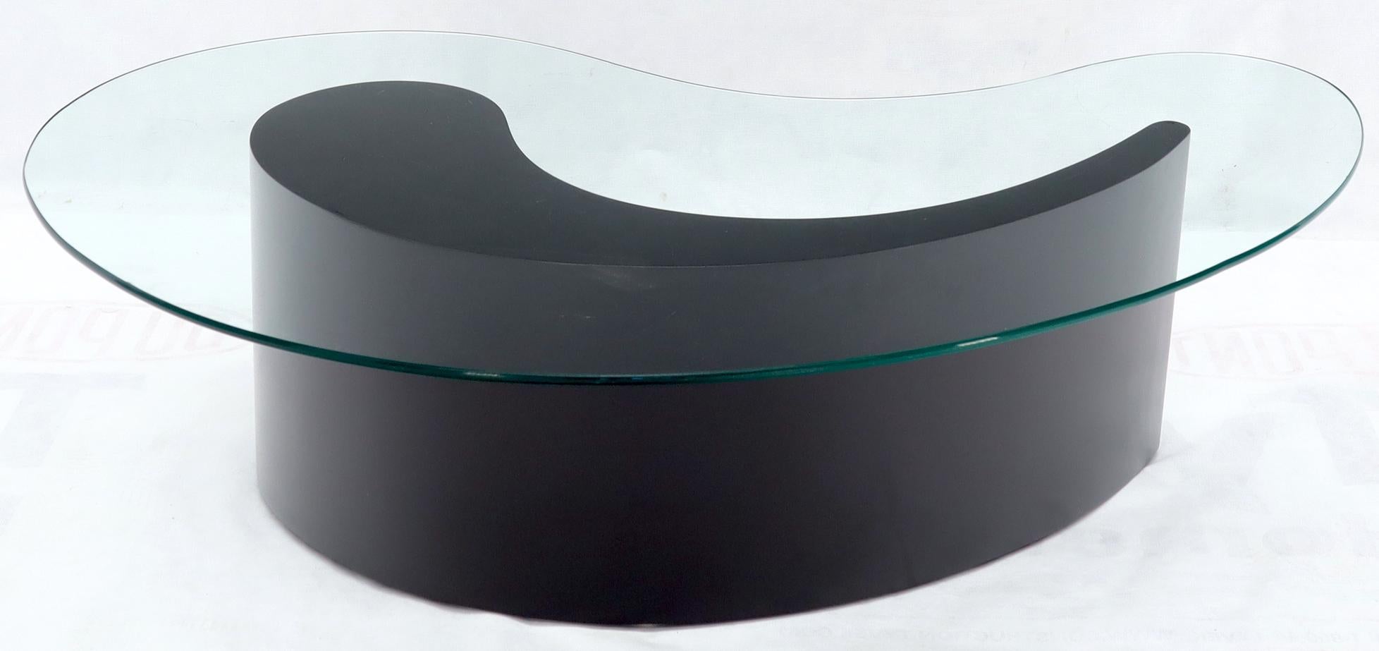 Apostrophe Shape Black Lacquer Kidney Shape Glass Top Coffee Table In Excellent Condition In Rockaway, NJ