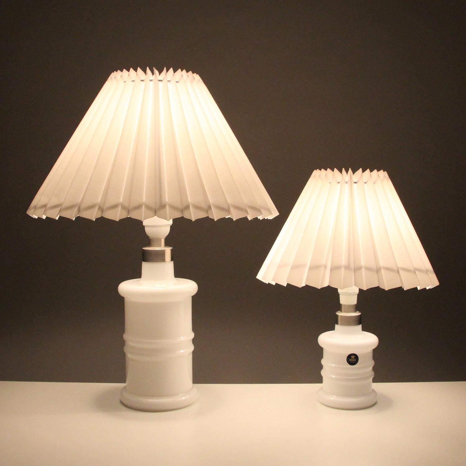 Apoteker table lamps (set) by Sidse Werner for Holmegaard in 1981 - elegant Danish modern blown glass table lights with new pleated shades included, both in excellent vintage condition.

This lot features two table lamps - one larger than the