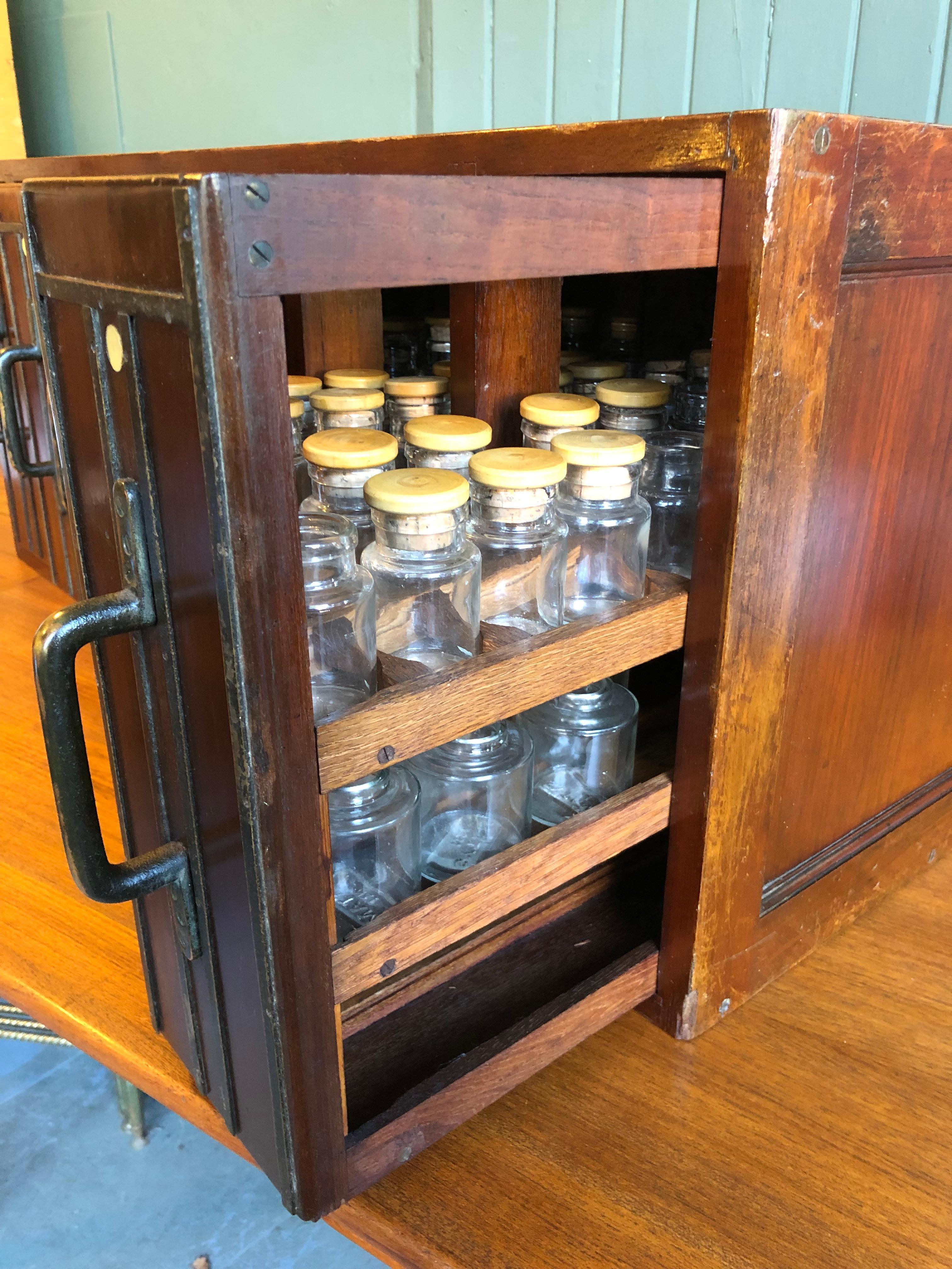 Apothekerschrank:: frühes 20. Jahrhundert:: vertikale Schubladen mit 113 Glasflaschen 11