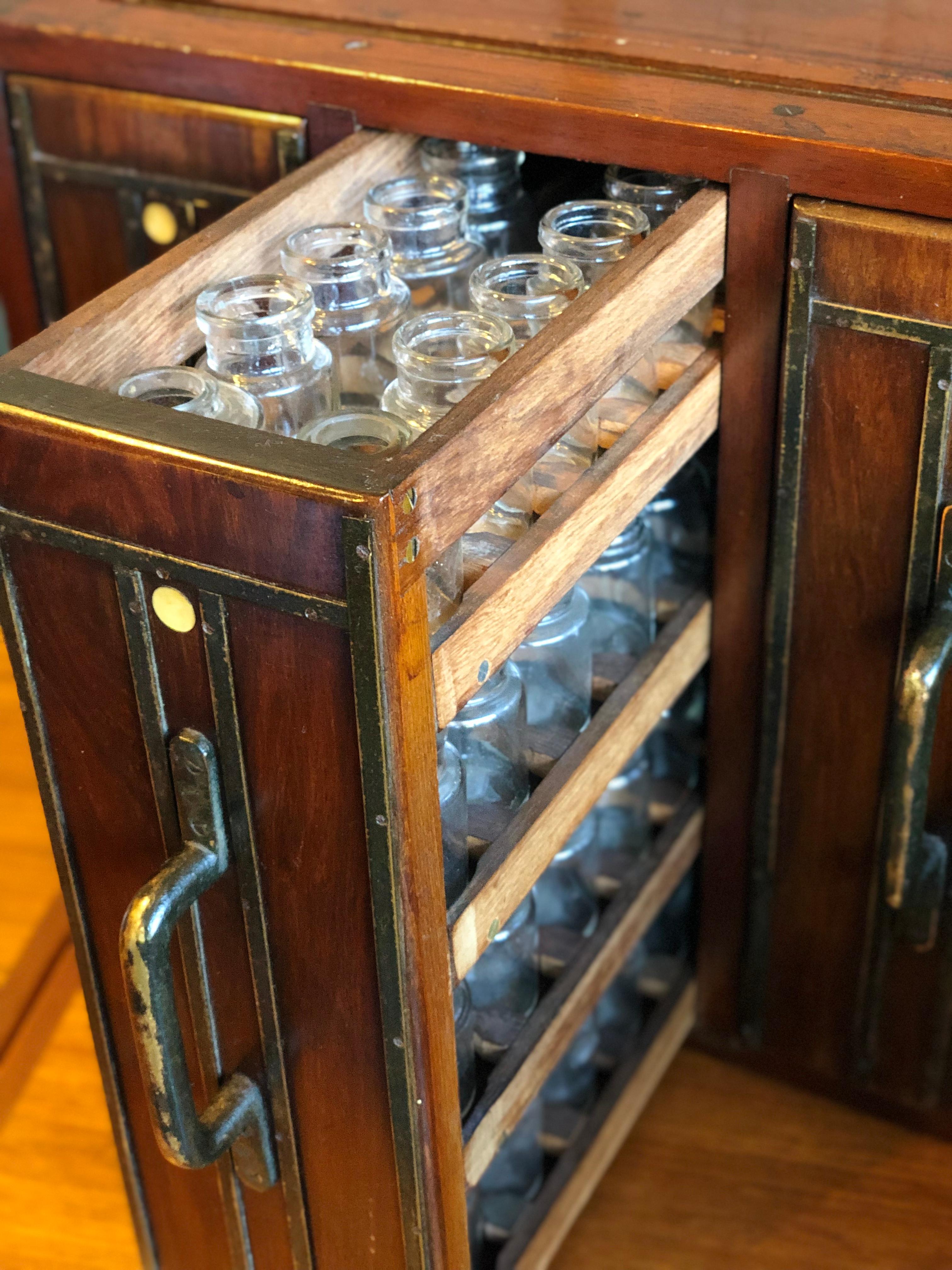 Apothekerschrank:: frühes 20. Jahrhundert:: vertikale Schubladen mit 113 Glasflaschen (Industriell)