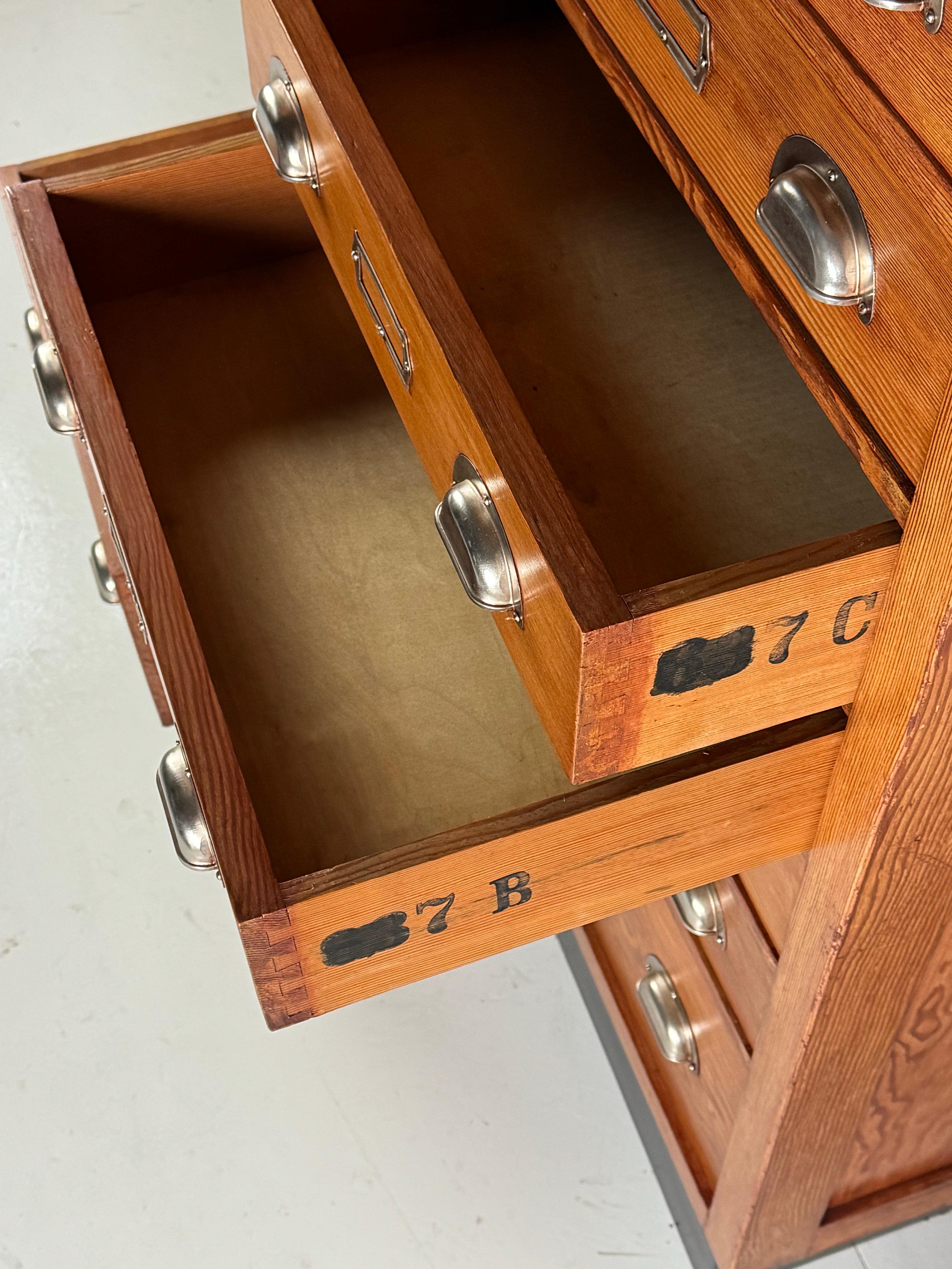 Old chest of drawers / pharmacy cabinet / paper cabinet / filing cabinet. Art Deco style. Condition is very good. All drawers run properly. Mid 20th century.

Dimensions: 180H x 121W x 62D