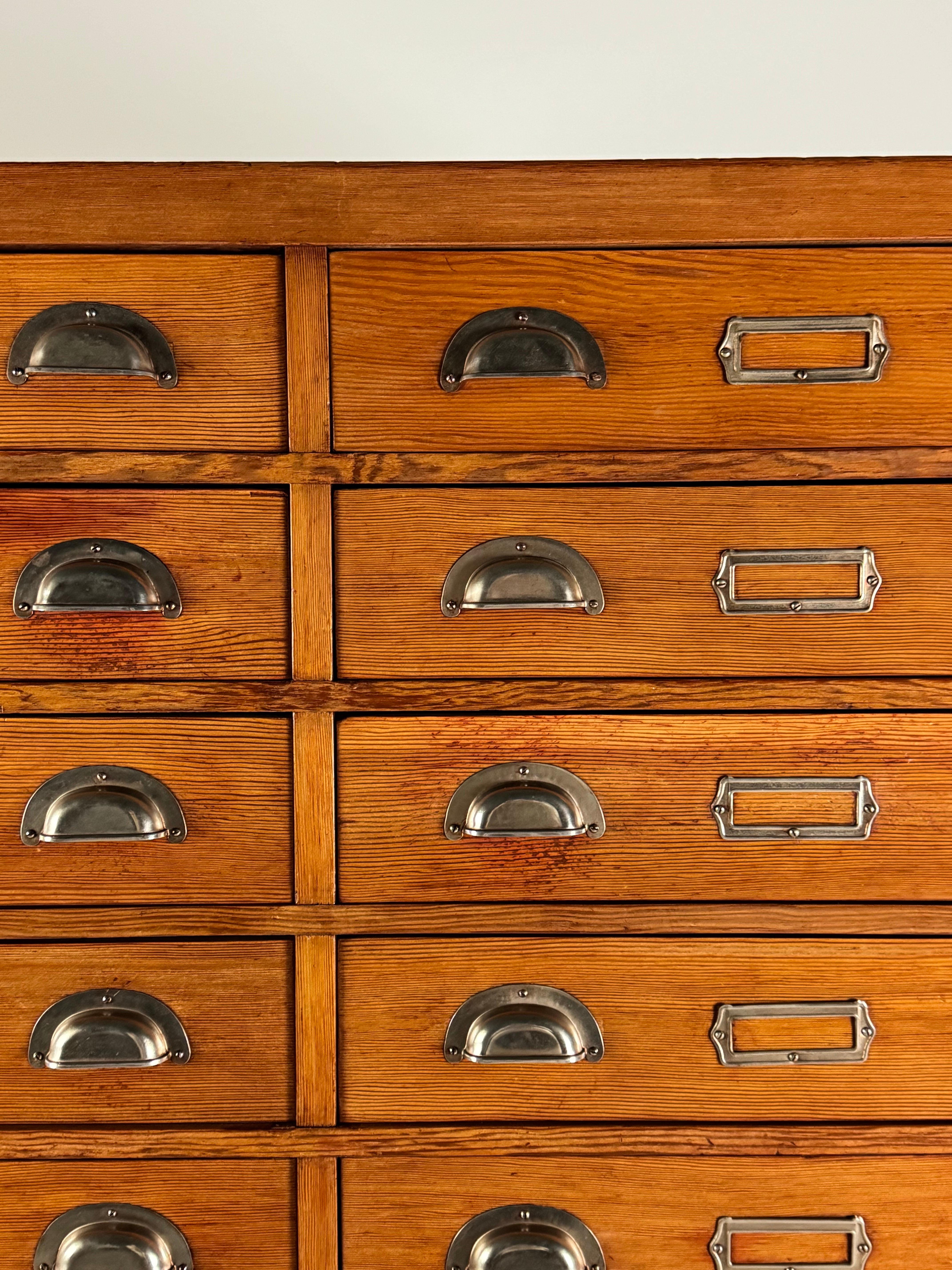 Apothecary cabinet In Good Condition In MILL, NL