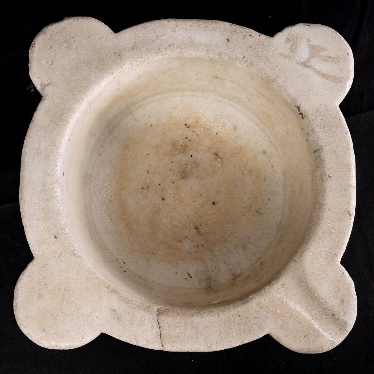 Greco Roman Apothecary Mortar - Greek Marble From Thassos - Florentine - Period: XVIIth  For Sale