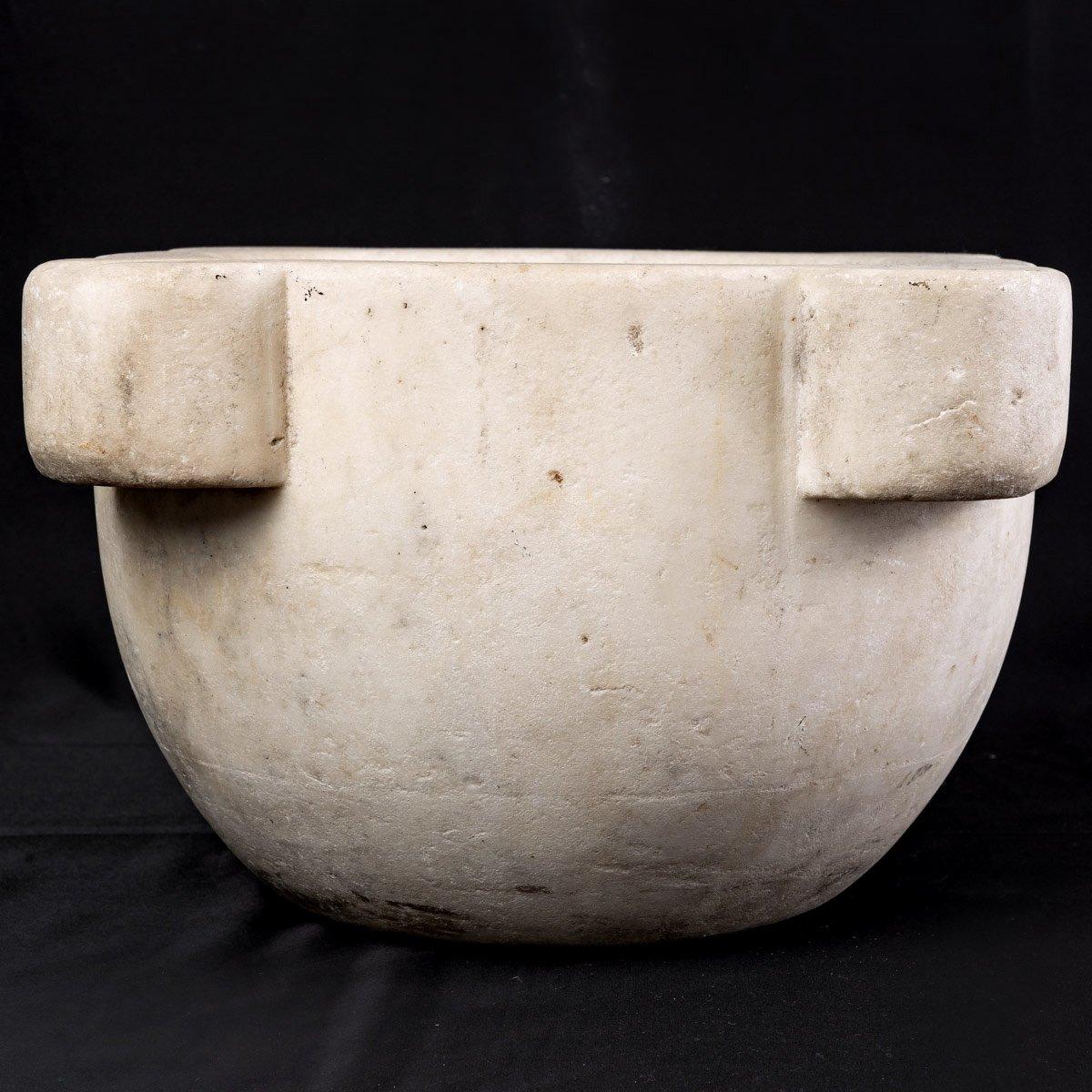 18th Century and Earlier Apothecary Mortar - Greek Marble From Thassos - Florentine - Period: XVIIth  For Sale