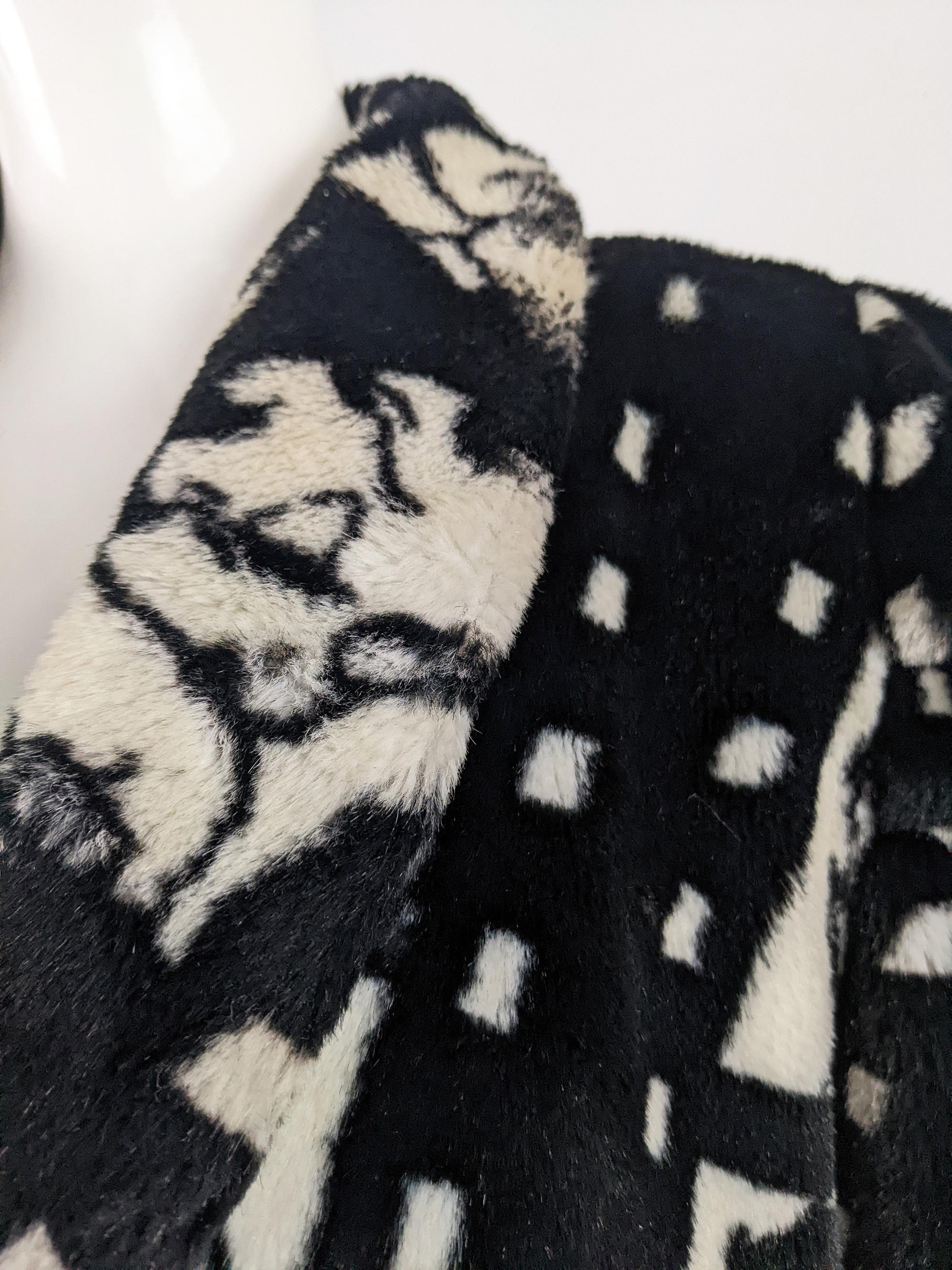 Apparence Vintage Black & White 80s Betty Boop Printed Faux Fur Coat, 1980s In Good Condition For Sale In Doncaster, South Yorkshire