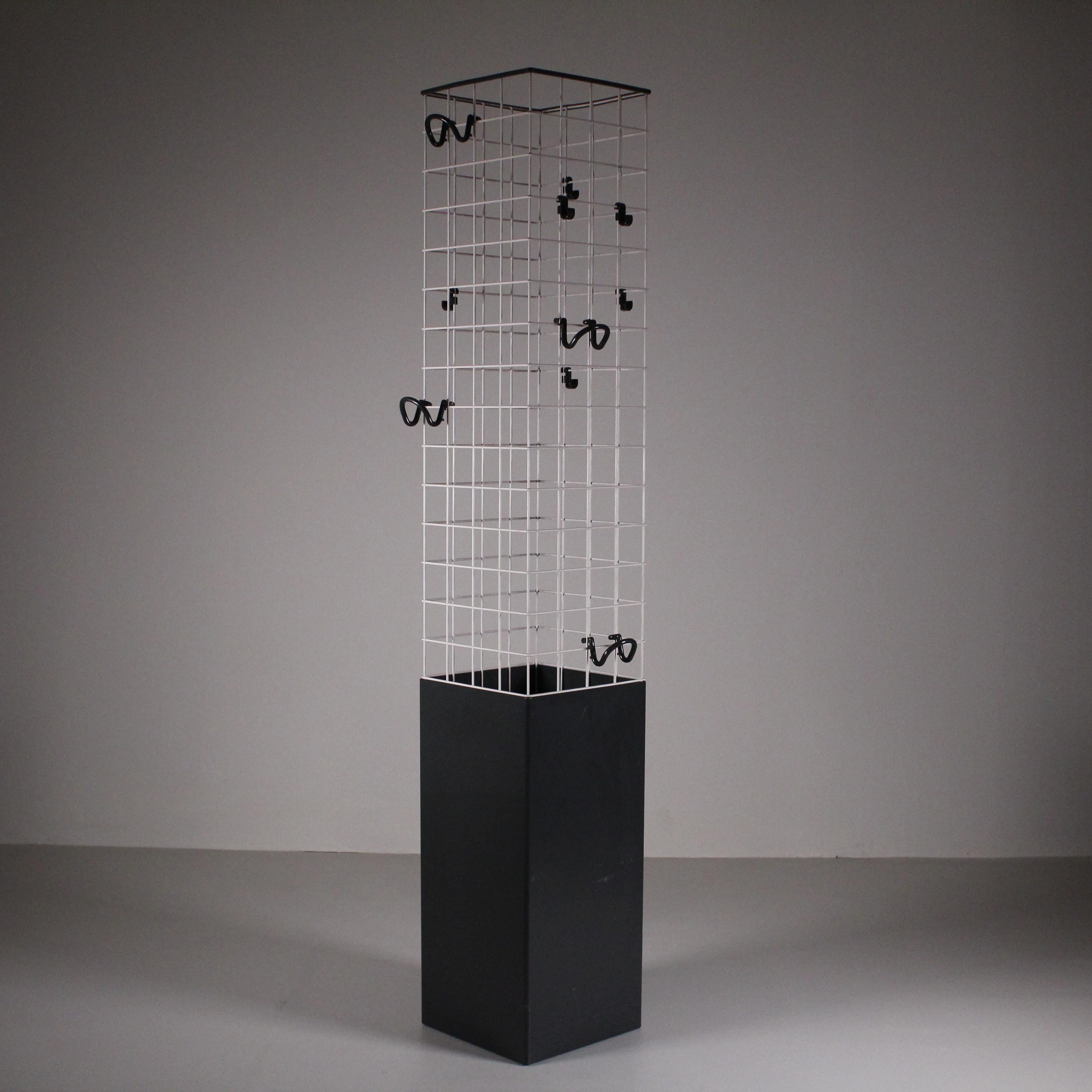Condition:
Good
Materials:plastic and metal grid
Epoca:
1970