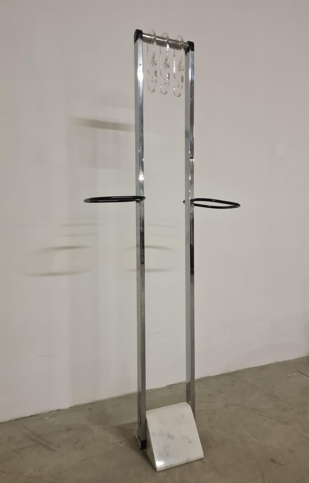 Appendiabiti anni 70', Space Age.

Elegante attaccapanni di design italiano.

L'appendiabiti presenta un base in marmo bianco con montanti in acciaio e ganci in perspex.

Raffinato e discreto questo appendiabiti è l'ideale per il vostro ingresso