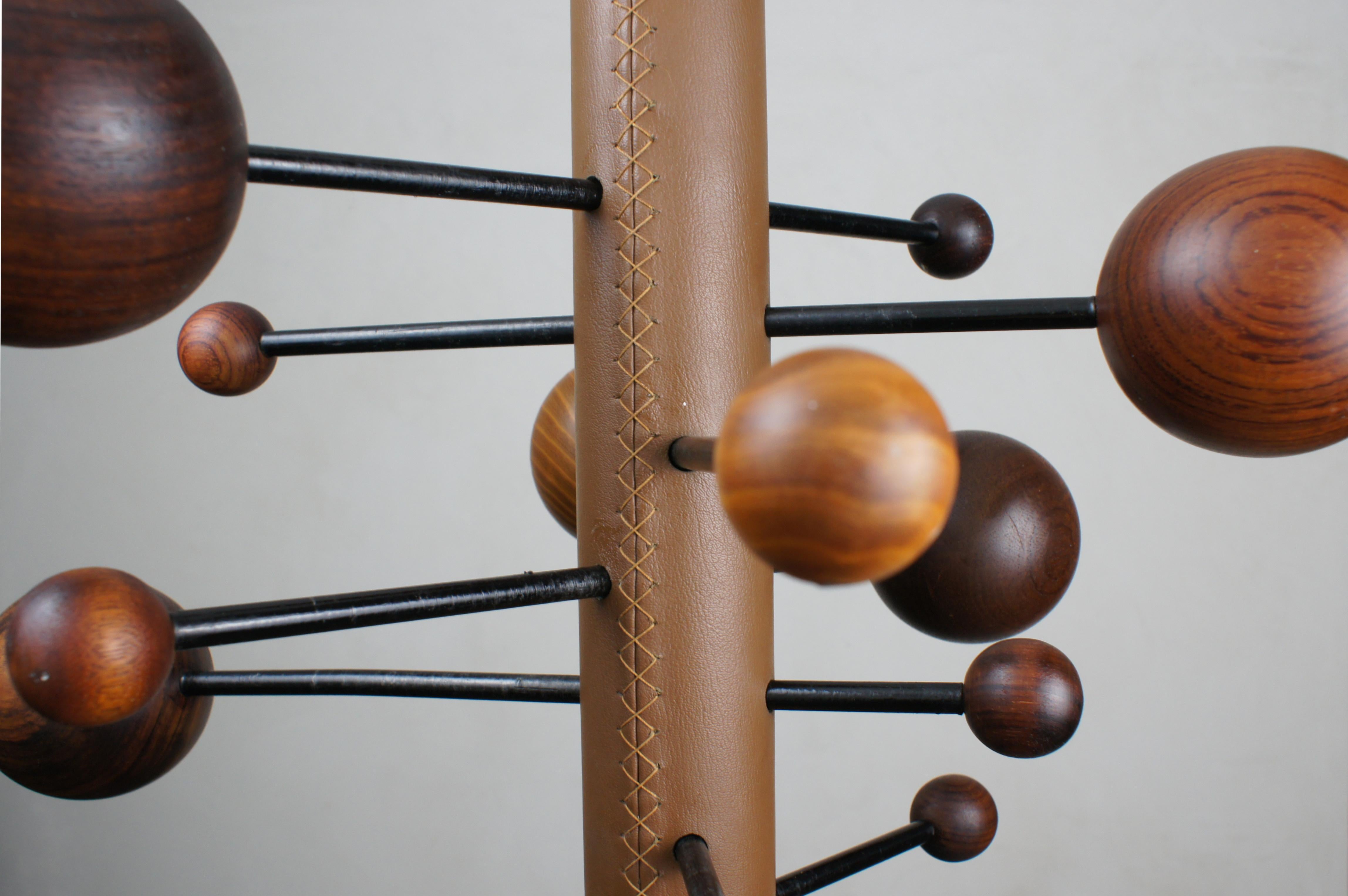 Iconic coat stand model AT 16 designed by Osvaldo Borsani for Tecno.

Solid beech wood balls of 4 different diameters and colored in three different shades, hand-stitched brown leather center cover. Aluminum extensible legs  black, cast aluminum