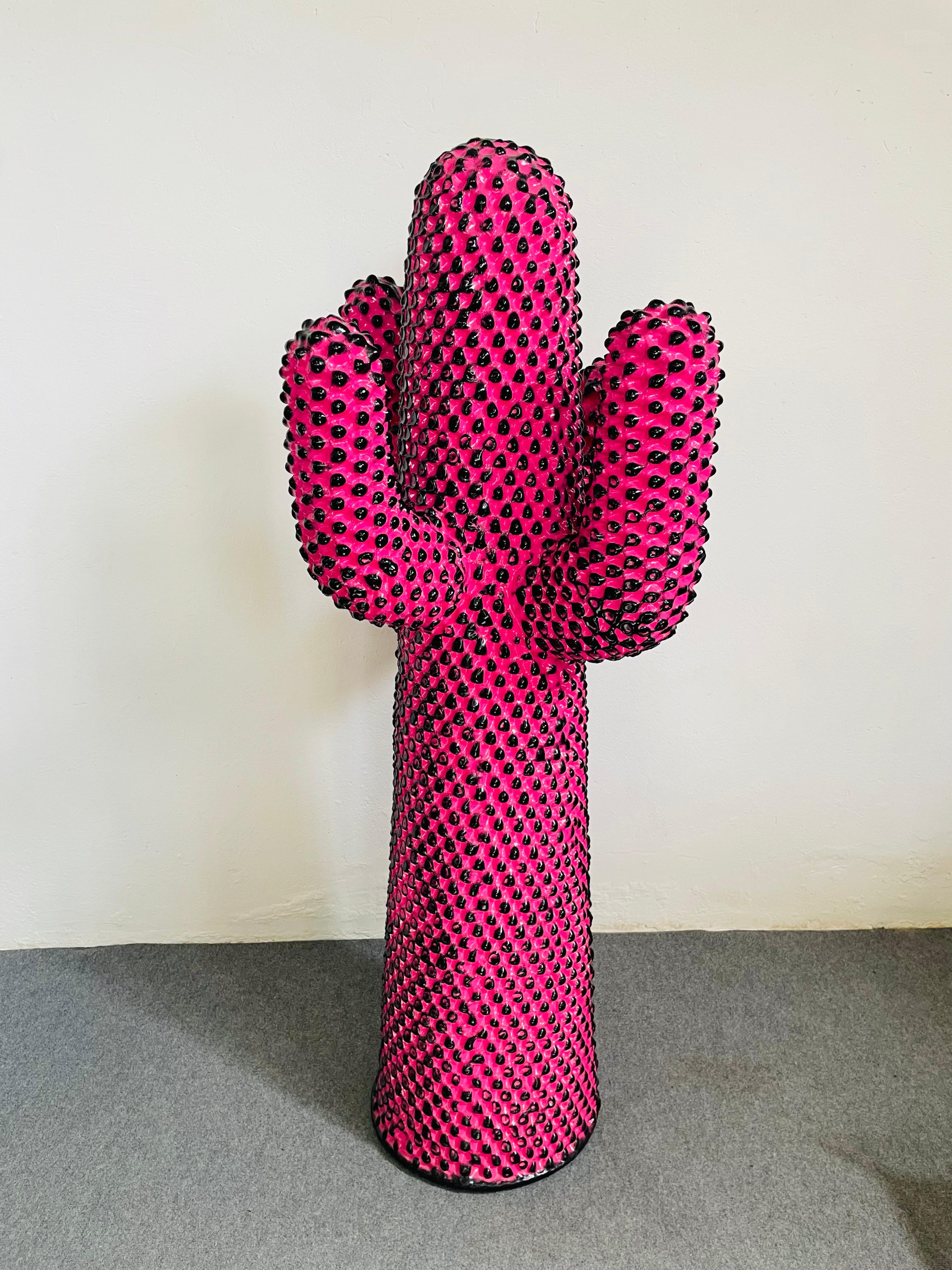 Gufram, in collaborazione con la Andy Warhol Foundation of Visual Arts, presenta una nuova e colorata edizione del celebre Cactus, in edizione limitata. L’iconico e surreale appendiabiti si tinge di blue, giallo o rosa. Ogni elemento è stato