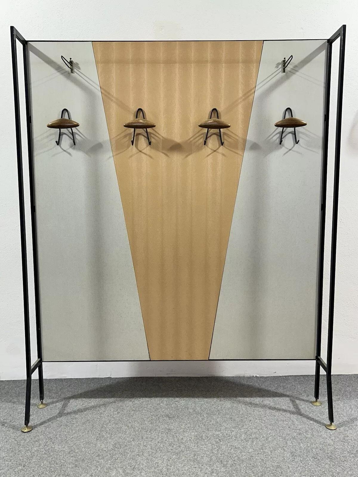 Coat rack wall mounted coat rack mid-century 1960's design.



Metal frame, skay wall and wood details.


There is the absence of the glass shelf .



Measures:


Height 179cm


Width 142 cm


Depth 20cm



The item is in good conservative