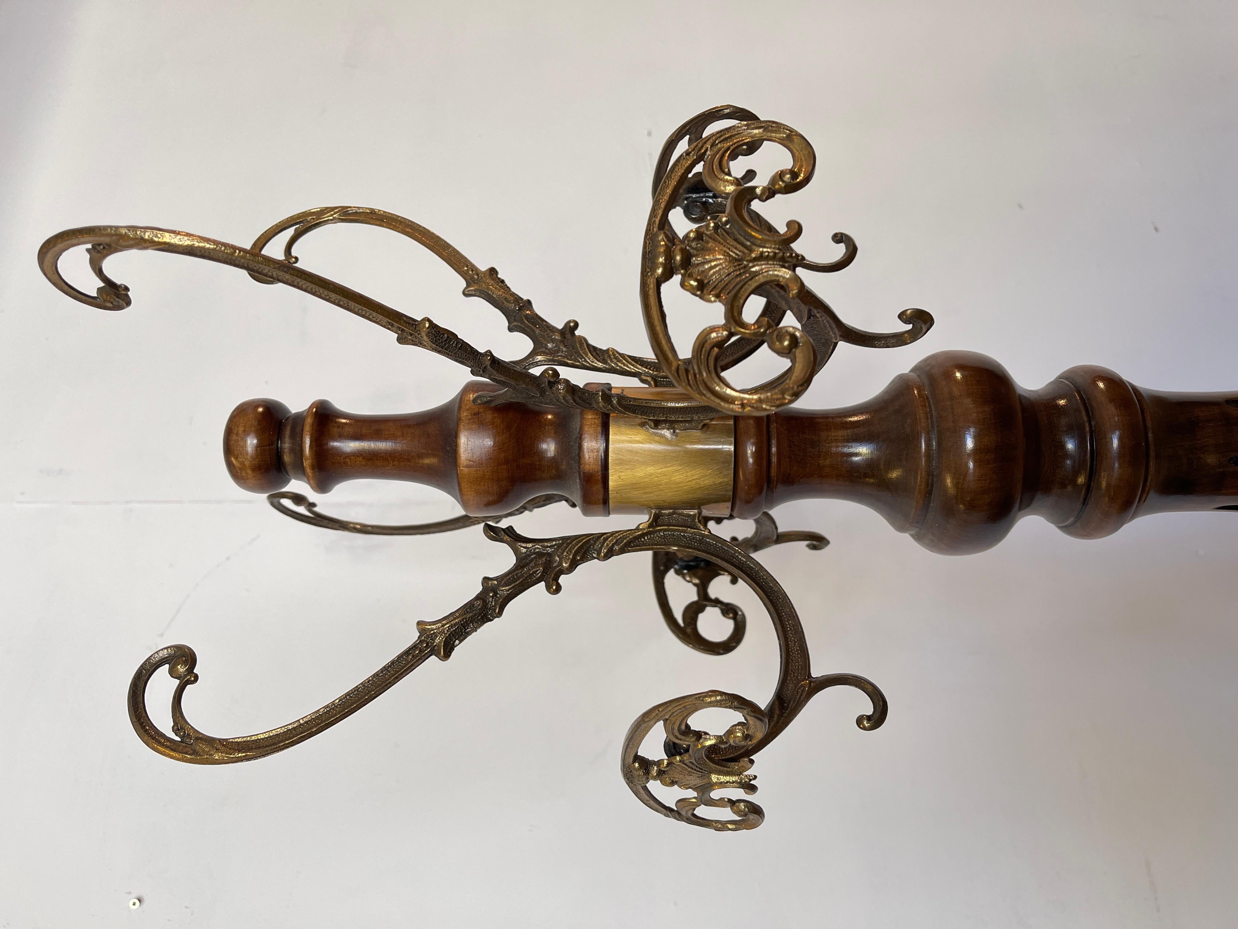 Fatto a mano Appendiabiti classico in stile italiano in legno e bronzo degli anni '40 in vendita