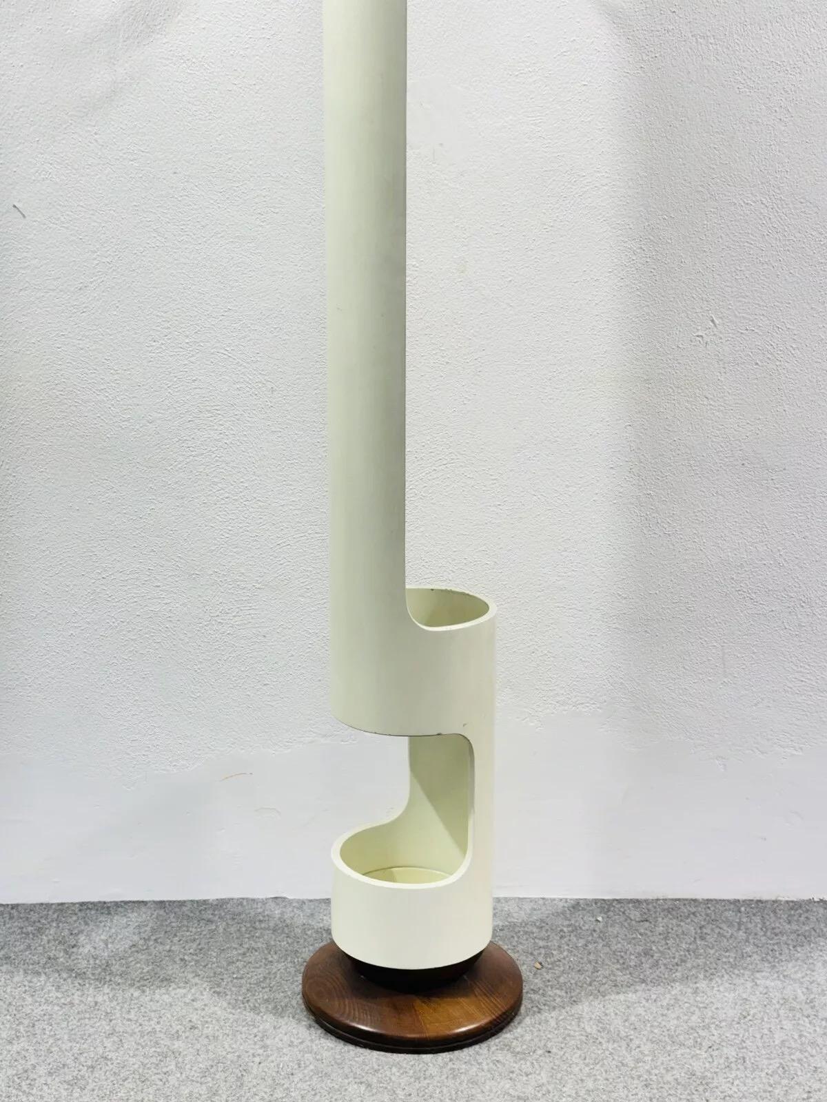 Appendiabiti con portaombrelli di Joe Colombo, anni '60.

Struttura interamente in legno laccato di colore bianco e Teak.

L’articolo è in buone condizioni conservative, presenti segni del tempo dovuti all’utilizzo e all’età. (Vedi