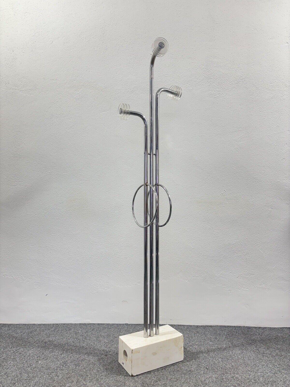 Perchero de baño Diseño postmoderno Modernismo años 80.

Estructura totalmente de acero, soportes acrílicos y base de mármol.

El artículo está en buen estado, no hay defectos estéticos ni estructurales que reseñar, sólo leves y evidentes signos del