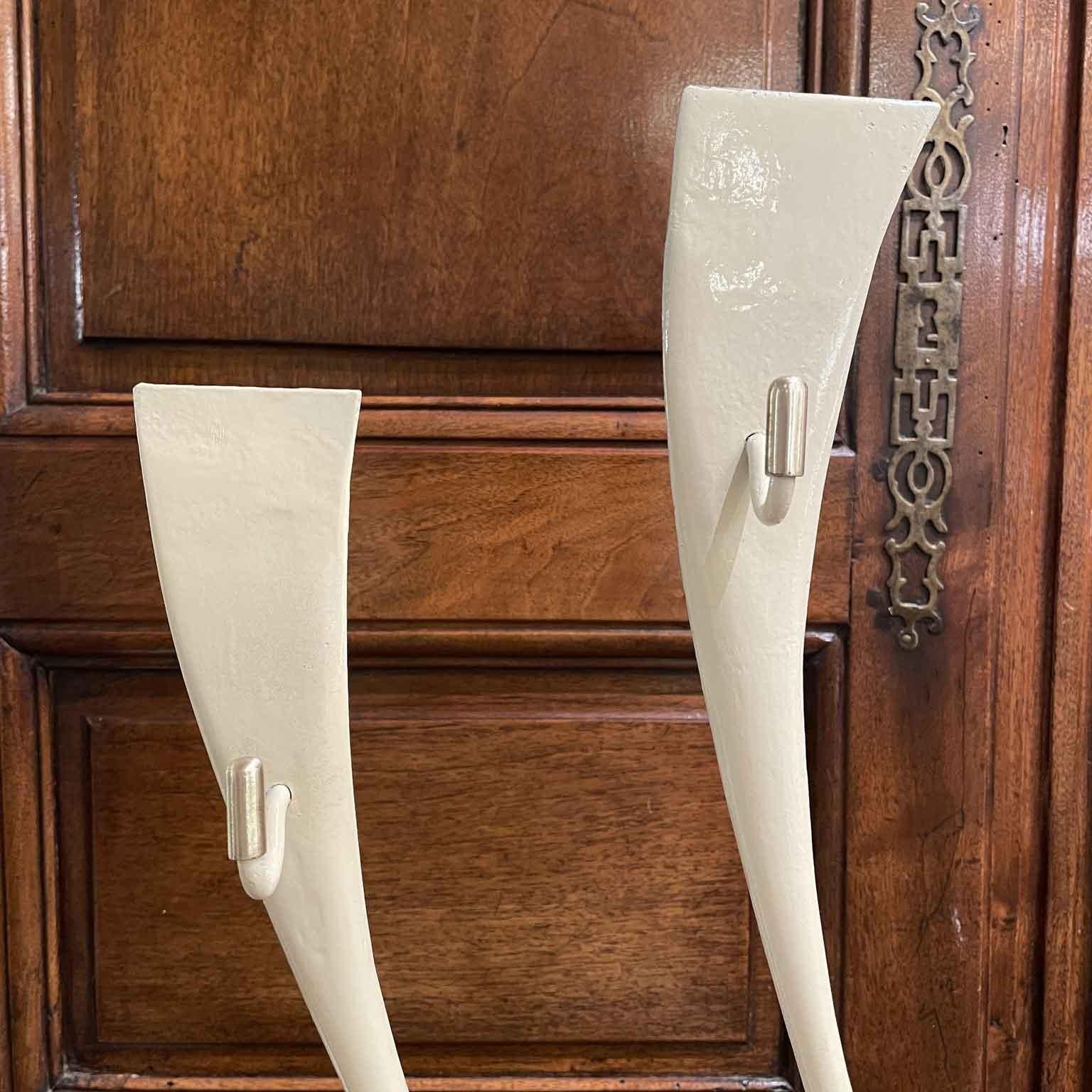 Garderobenständer mit Lichtpunkten Italienisches Design 1950er Jahre Wandgarderobenständer, der aus einem Bündel von acht geformten Eisenrohren besteht.  Die sechs innersten Stützen sind am oberen Ende angeschlagen, wo Kleiderhaken mit