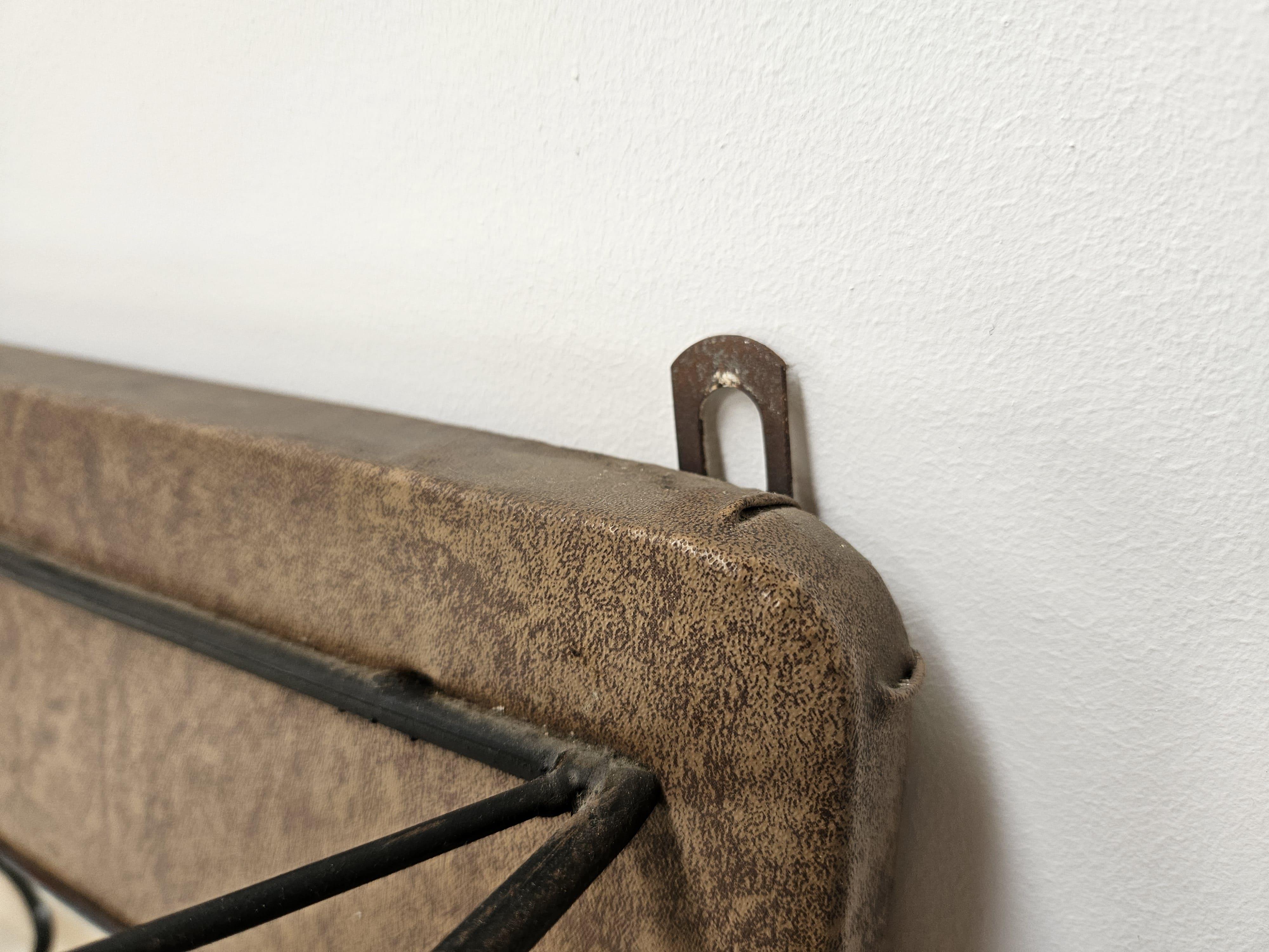 Perchero de pared Mid Century en skai con espejo, años 60 en venta 5