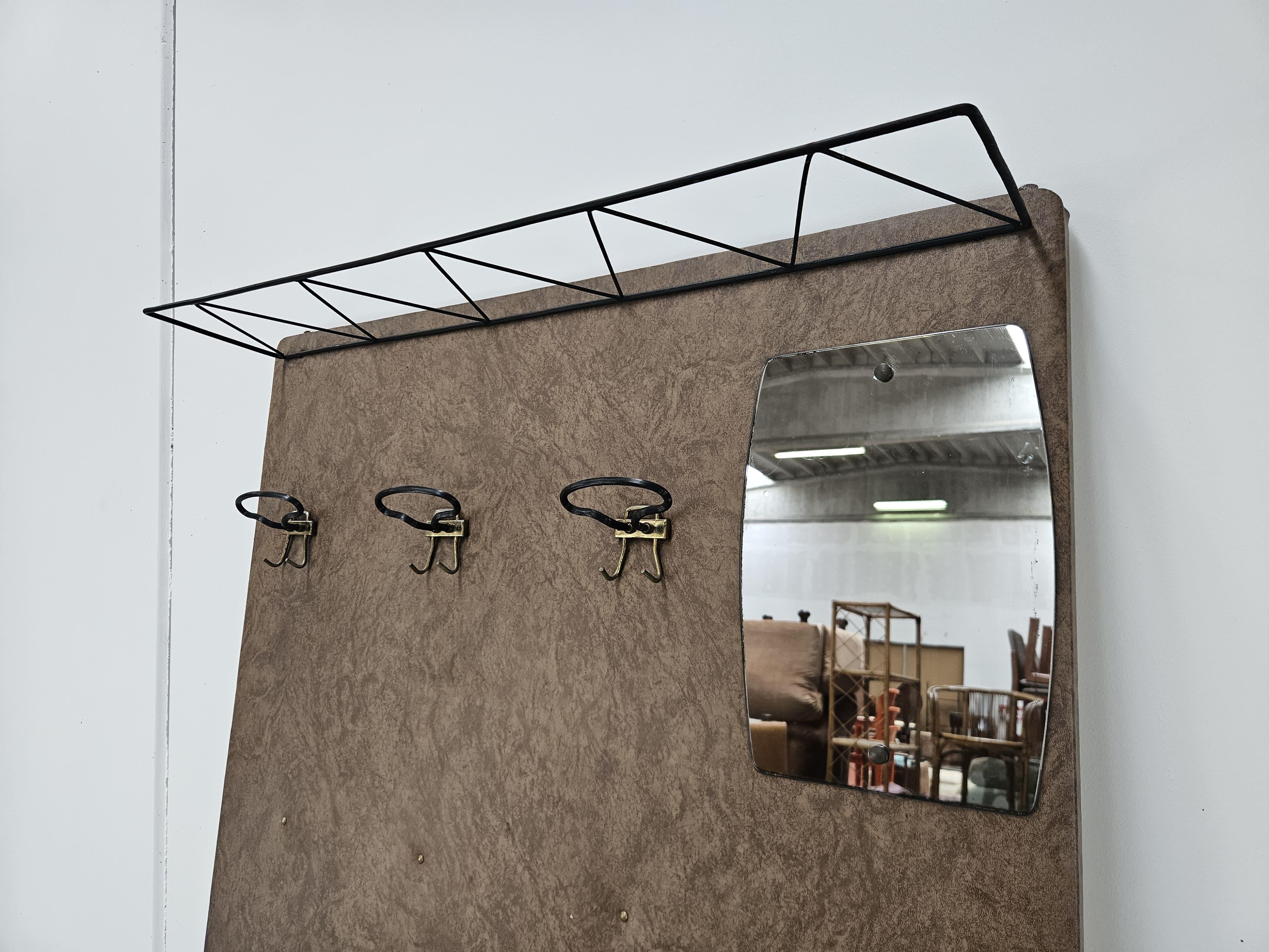 Perchero de pared Mid Century en skai con espejo, años 60 Moderno de mediados de siglo en venta